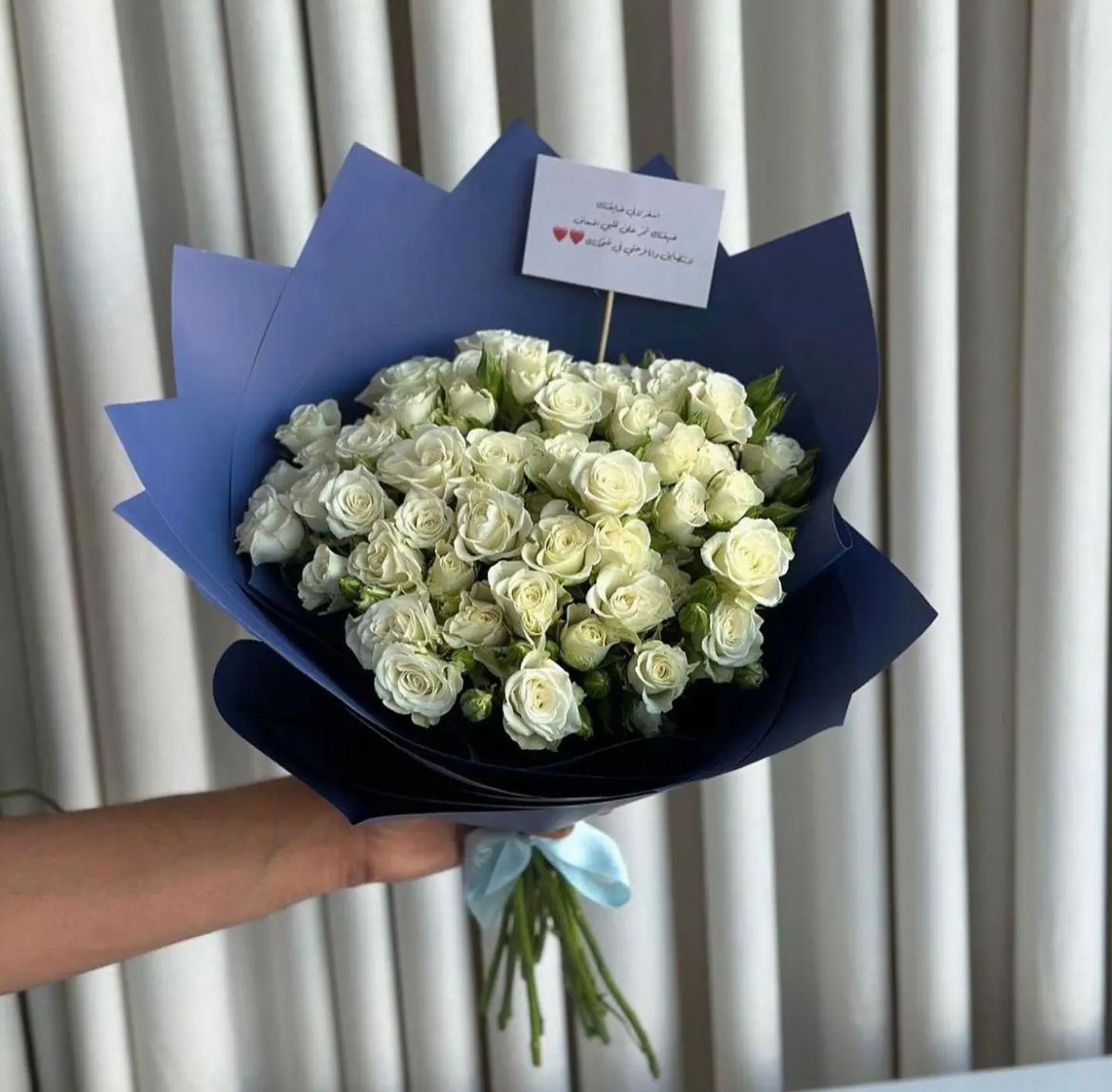 بوكيه ورد ابيض تغليف ازرق