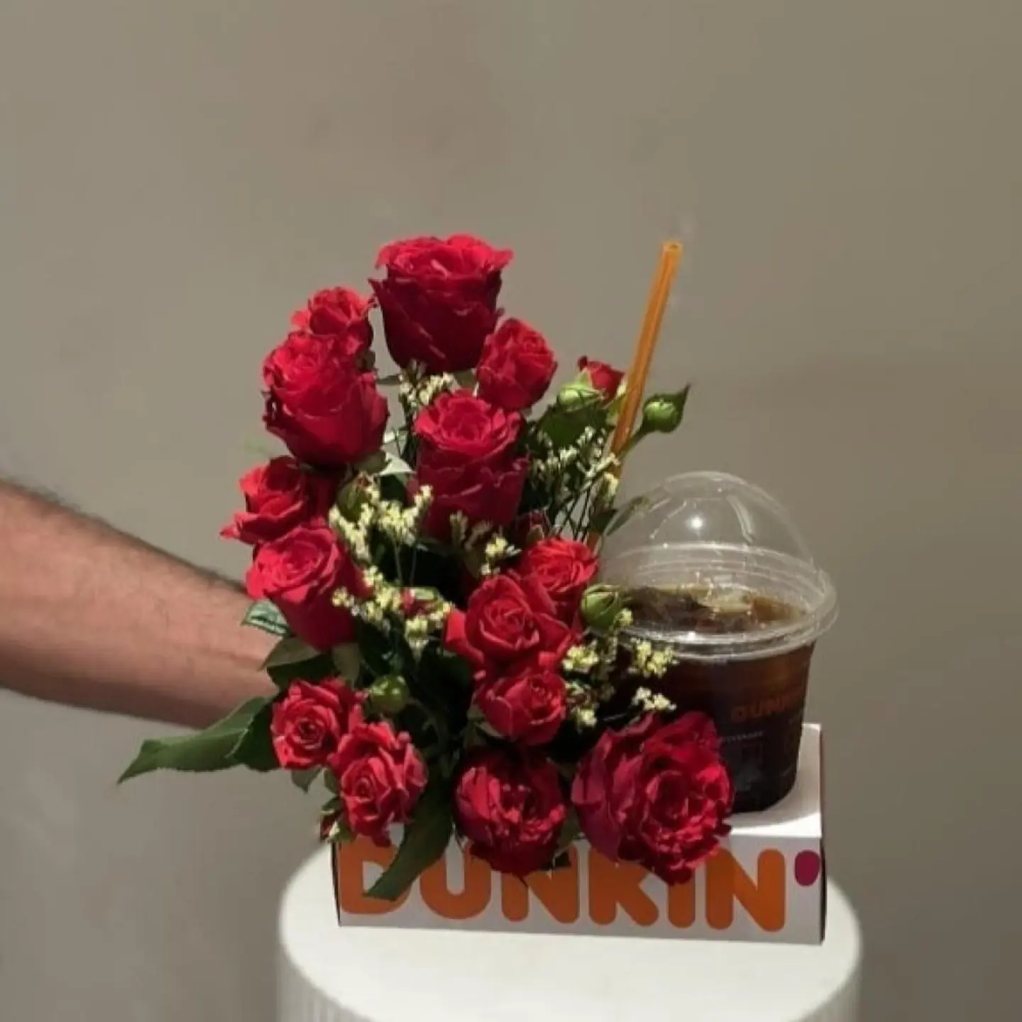 تنسيق فخم ورد احمر مع قهوة دانكن