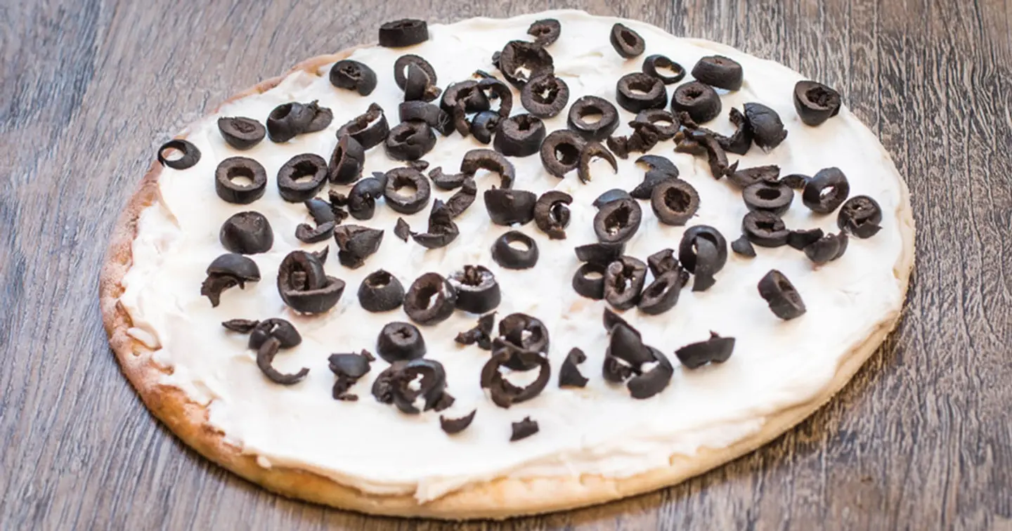 لبنة جبنة وزيتون