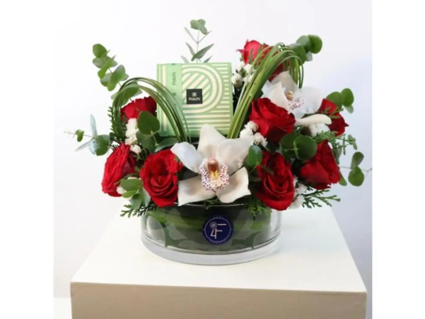 صندوق مع 30 الورد والحلاوه باتشي