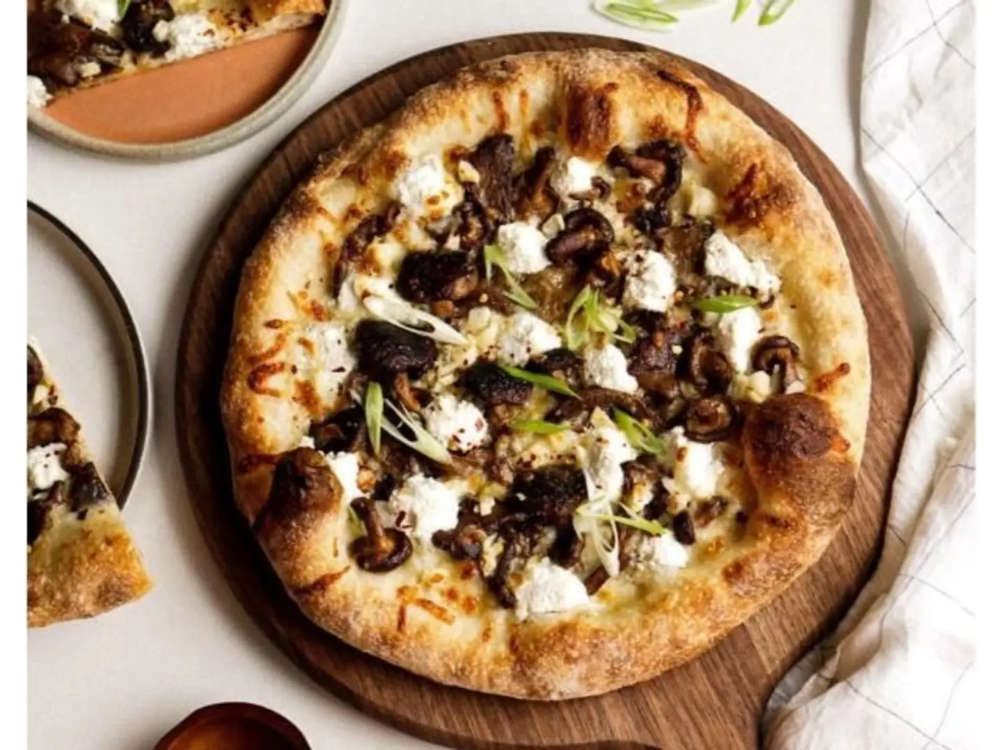 بيتزا الفطر بالكمأة