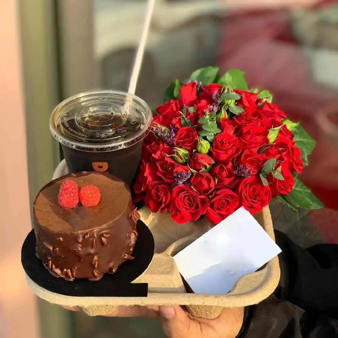 تنسيق ورد وقهوة مع كيك