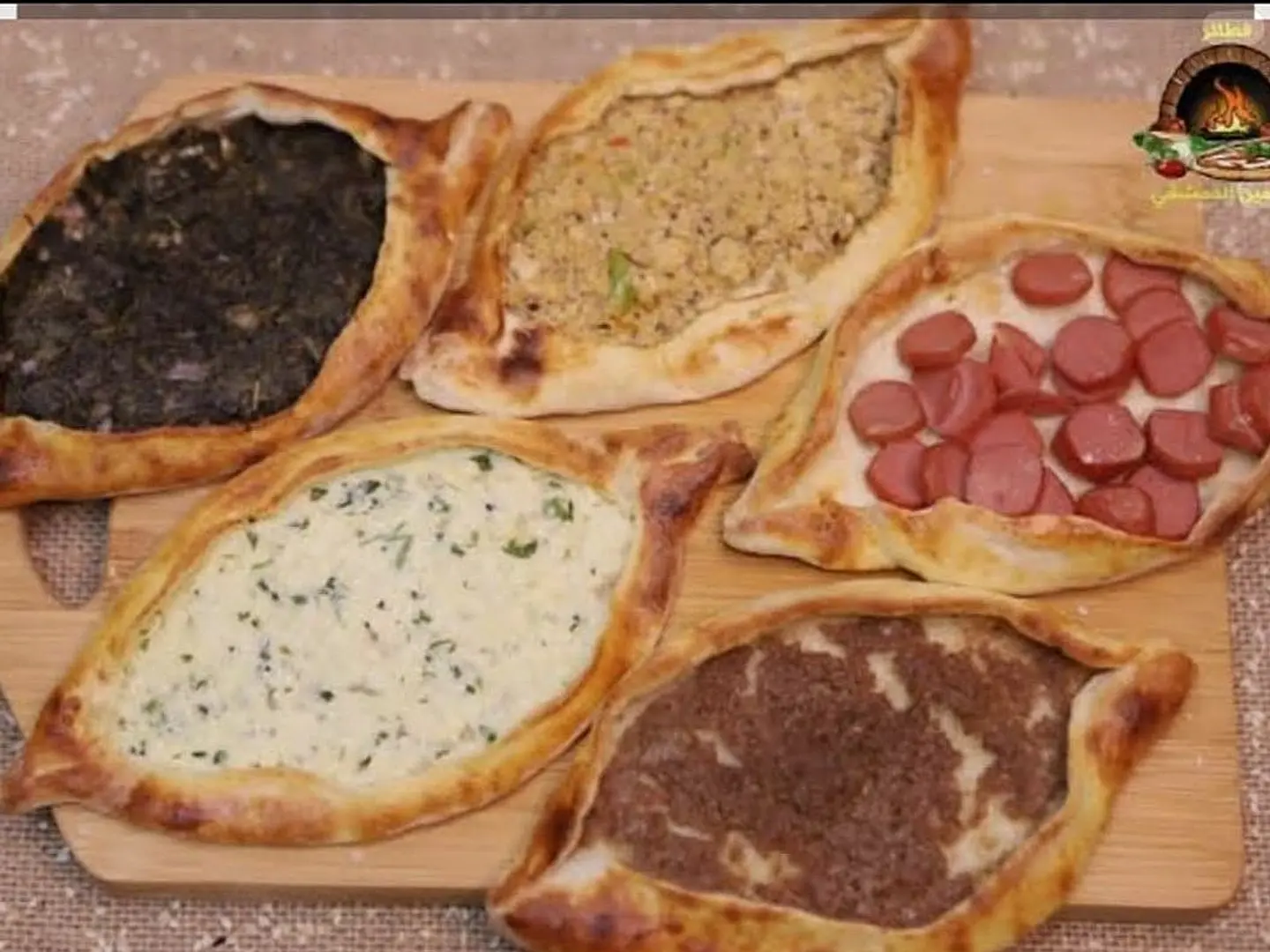 صحن وسط ٨ انواع فطاير