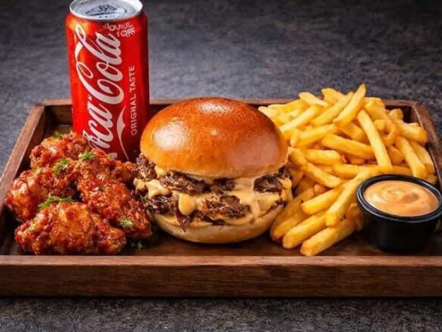 علبة وجبة لحم بقري موغاسد مع أجنحة دجاج