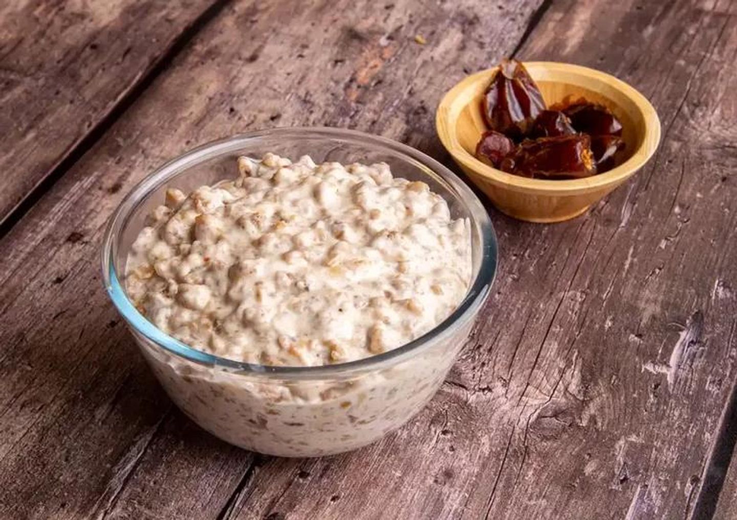 معصوب بالقشطة والموز والتمر