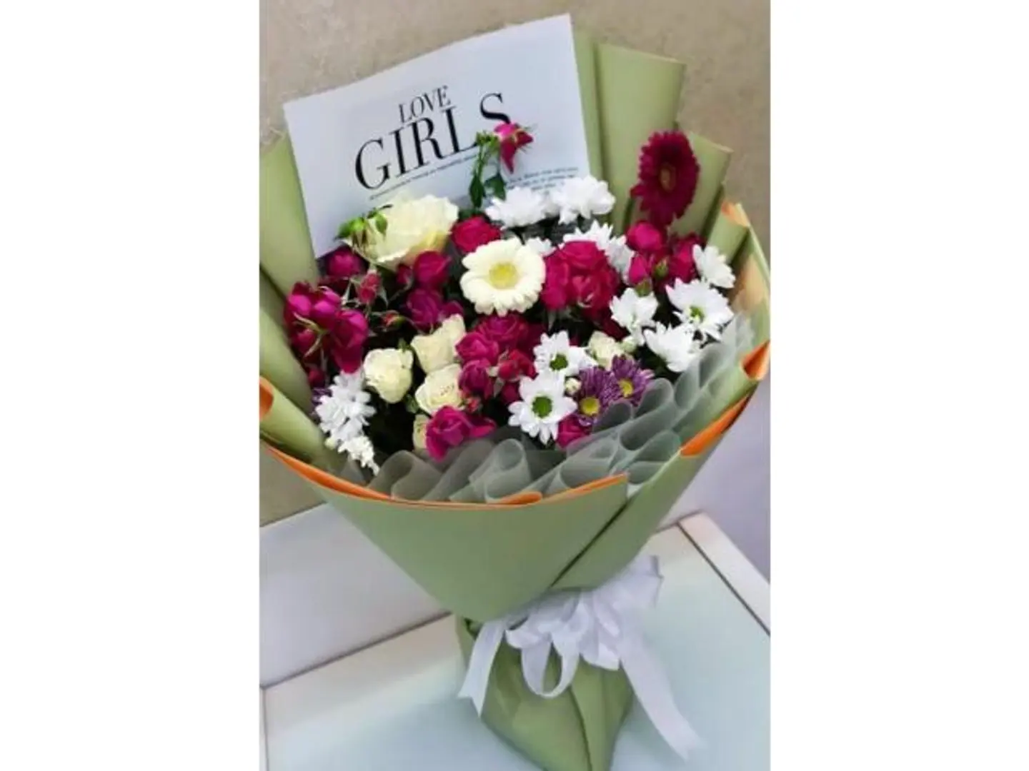 باقة ورد فوشي وابيض