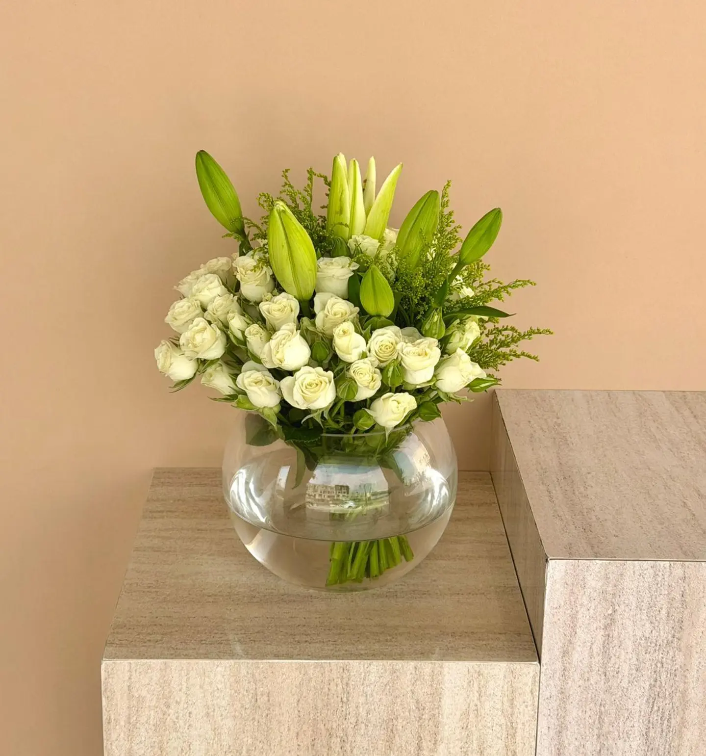 فازة ورد زجاجية ابيض