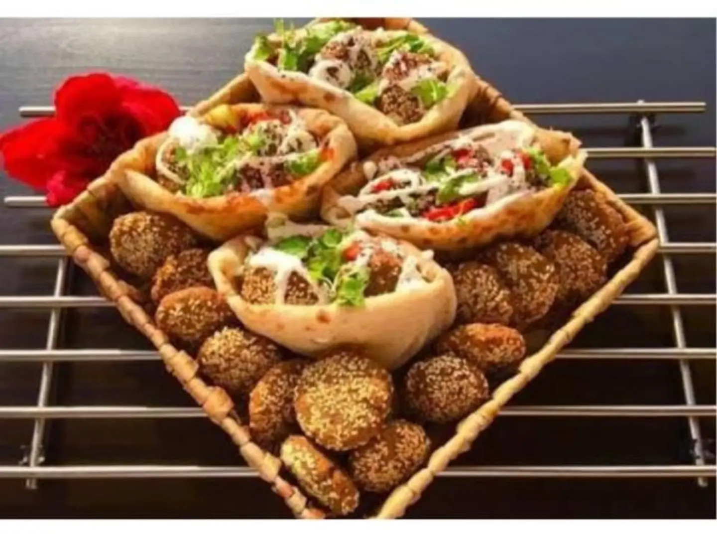 سندوتش طعمية تحابيش مع السلطة والطحينة