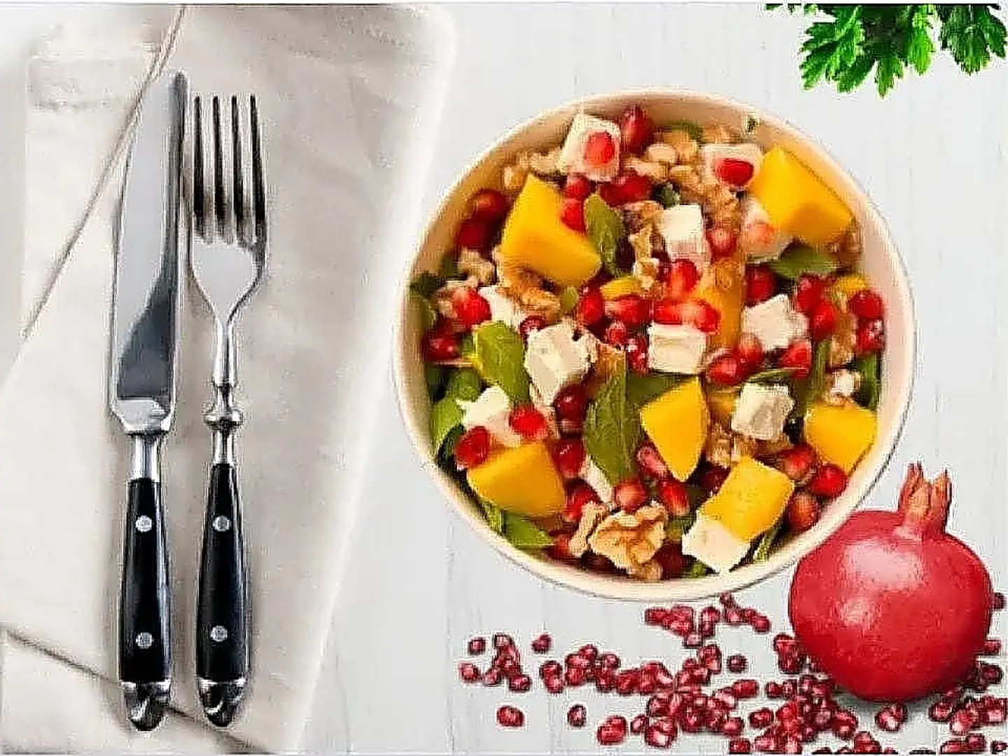 سلطة المانجو والفيتا صغير