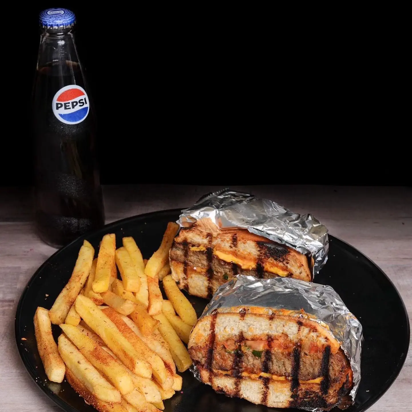 وجبة برجر لحم دبل على الفحم