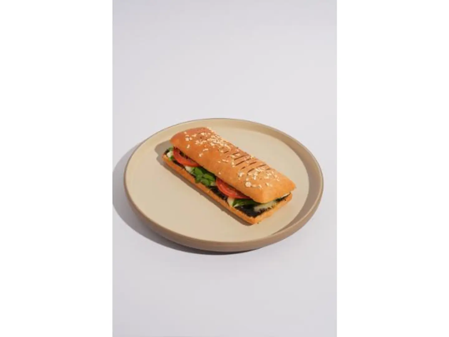 ساندوتش الحلوم والقشقوان بالبيستو