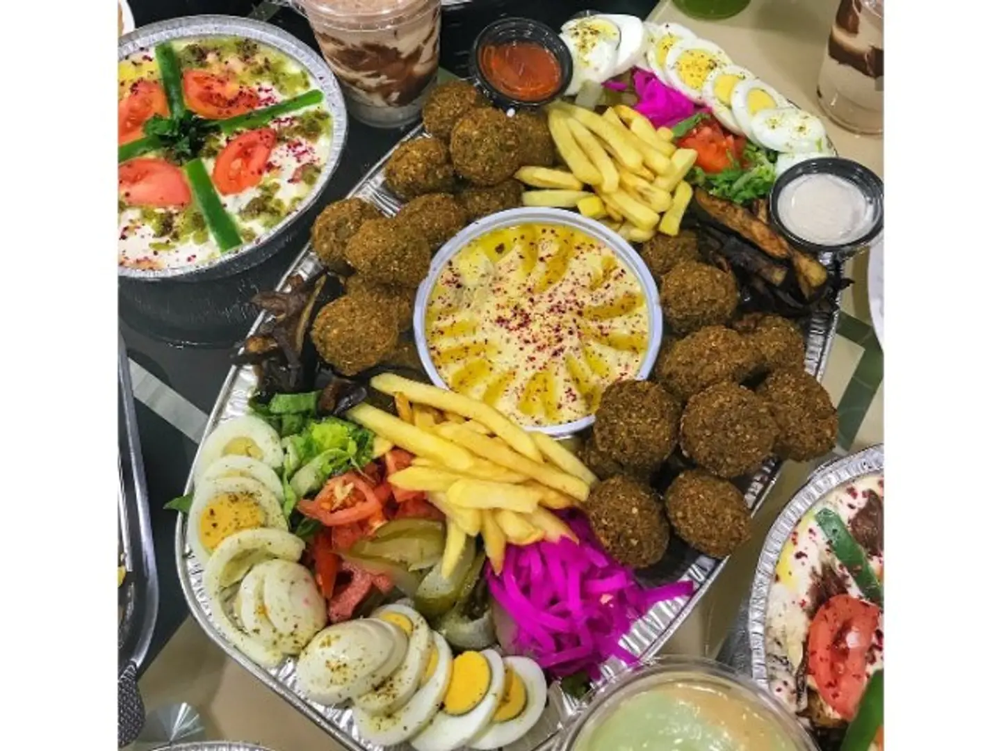 صحن فلافل وسط