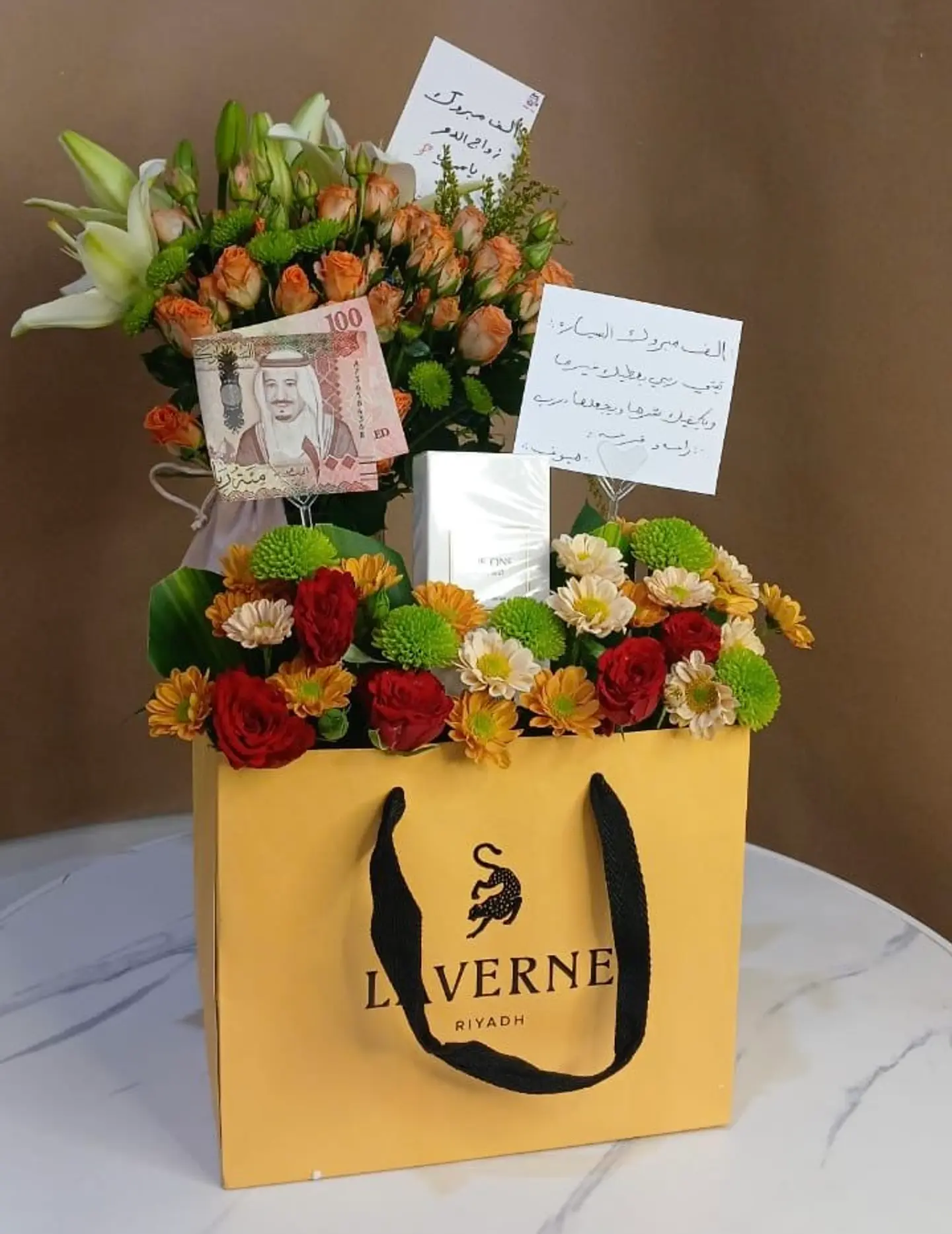 تصميم لاڤيرن بالورود والنقود الأنيقة