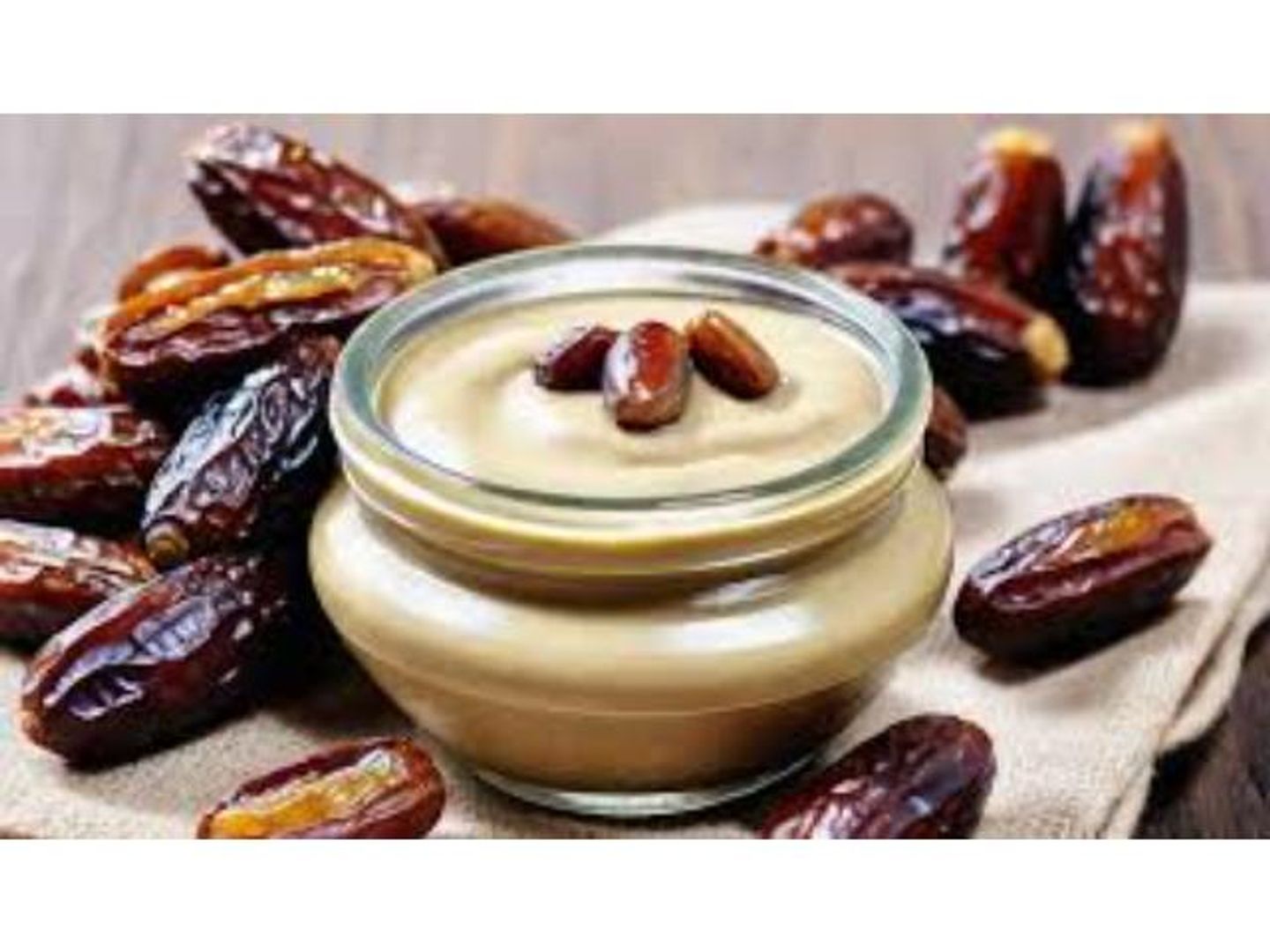صحن تمر مع طحينة