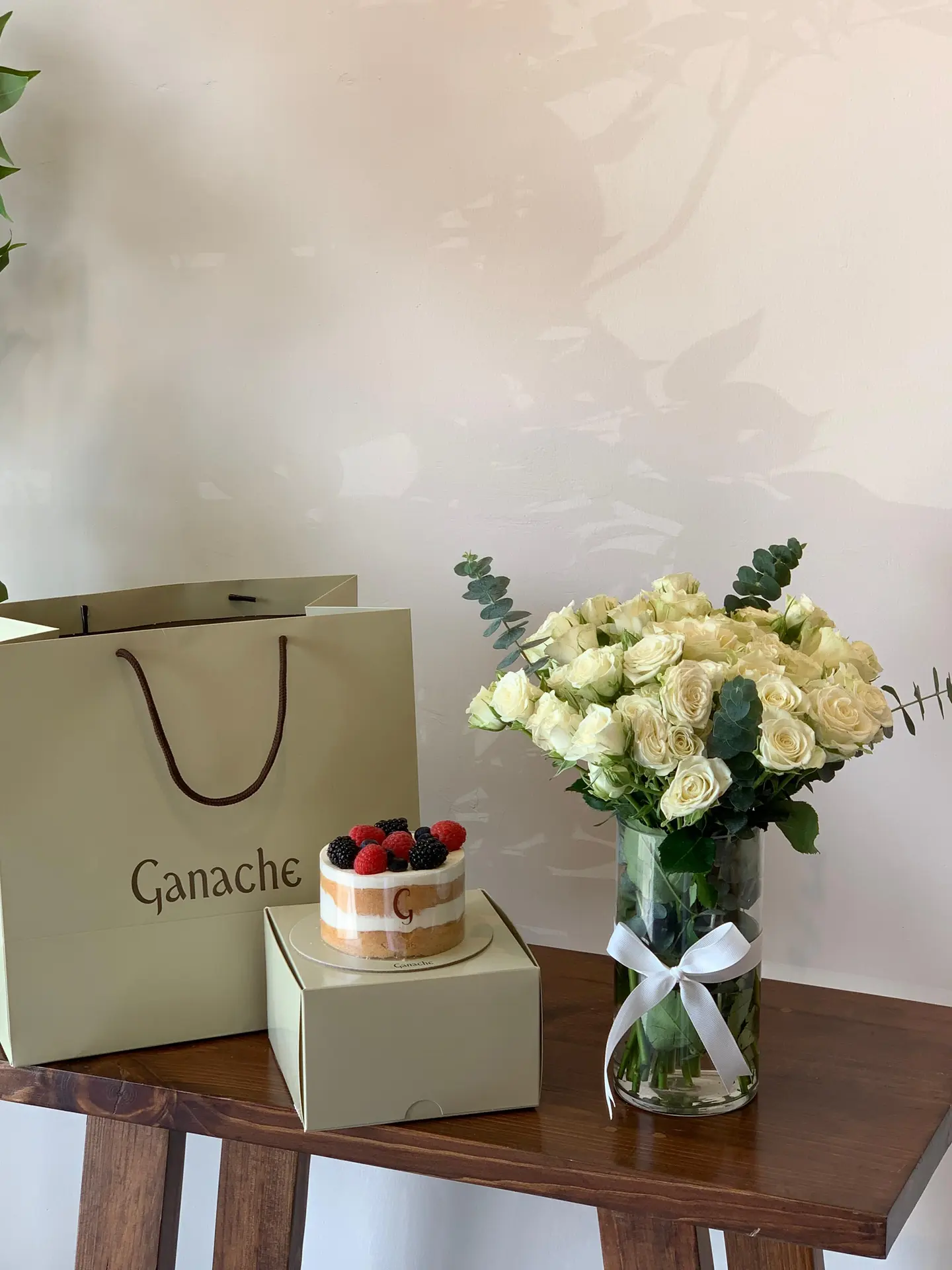 الفازة البيضاء مع كيكة التوت