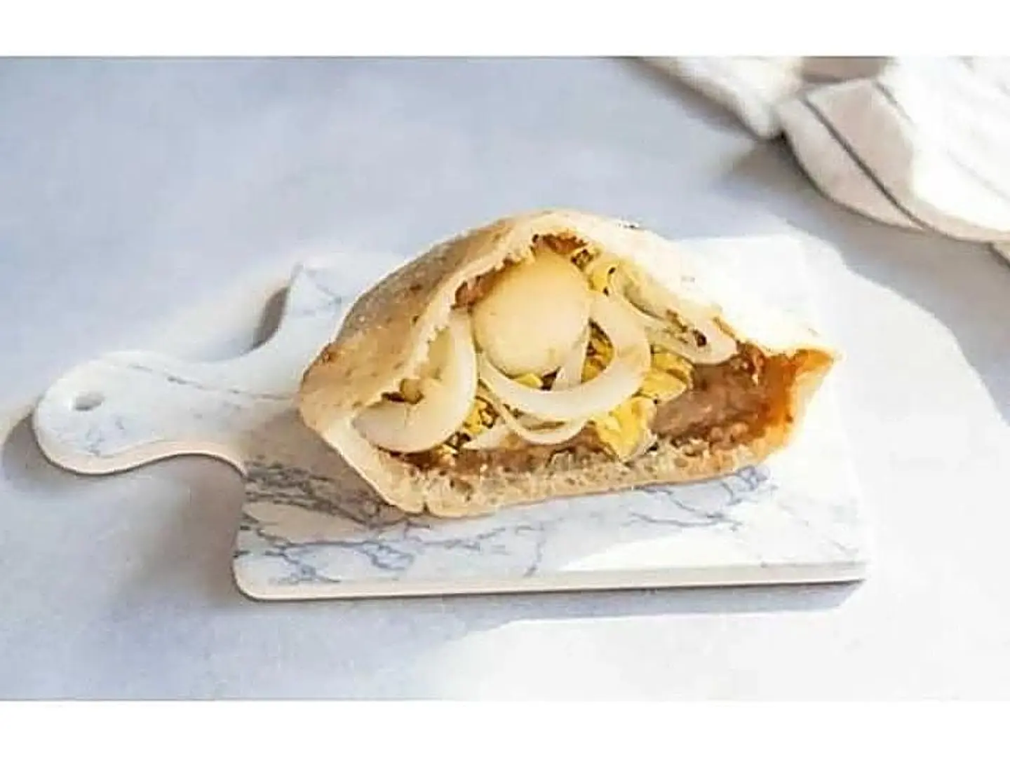 ساندوتش فول بالبيض المسلوق