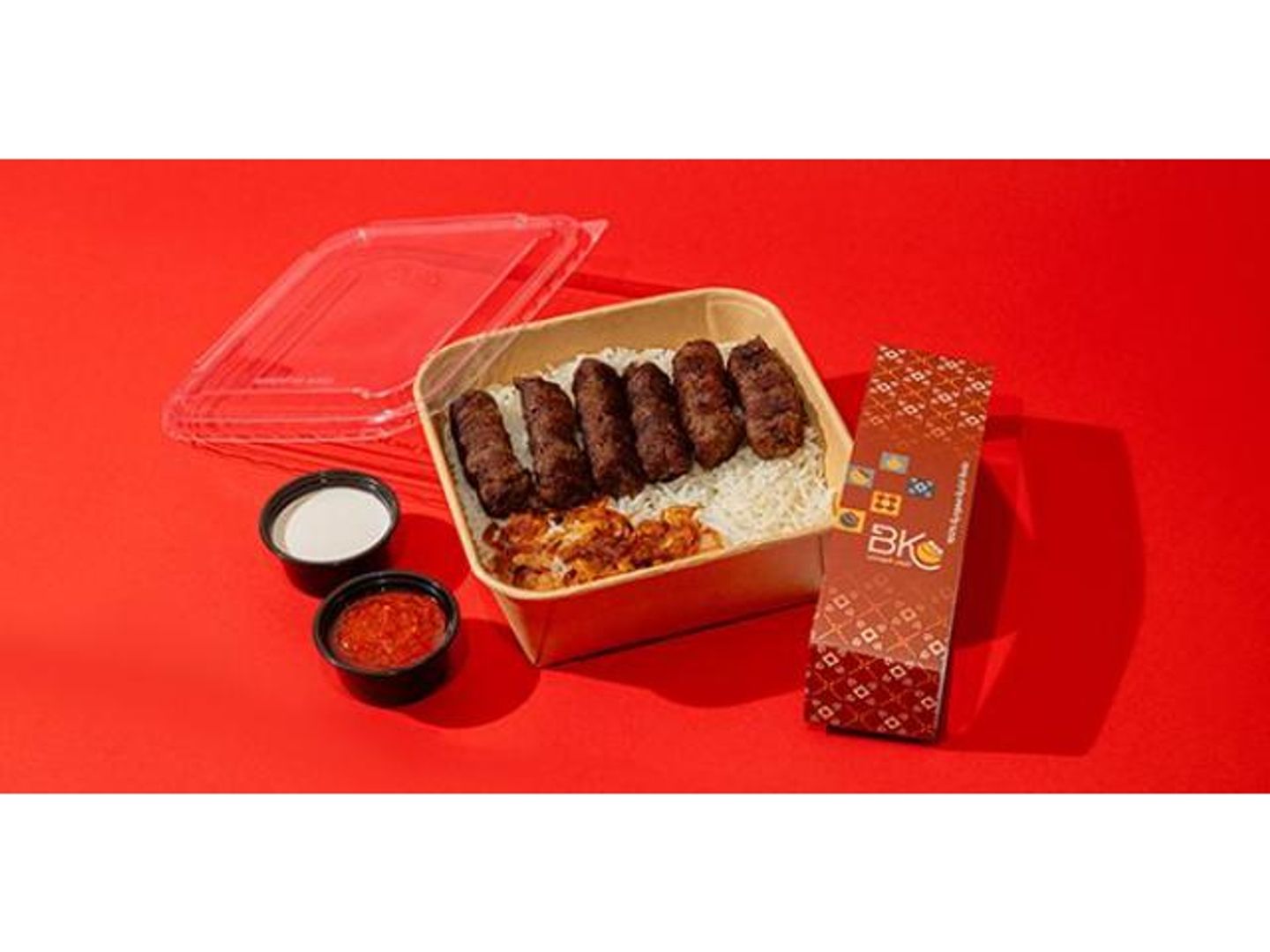 وجبة رز عنبر ابيض مع قطع الكباب البوسني كبير