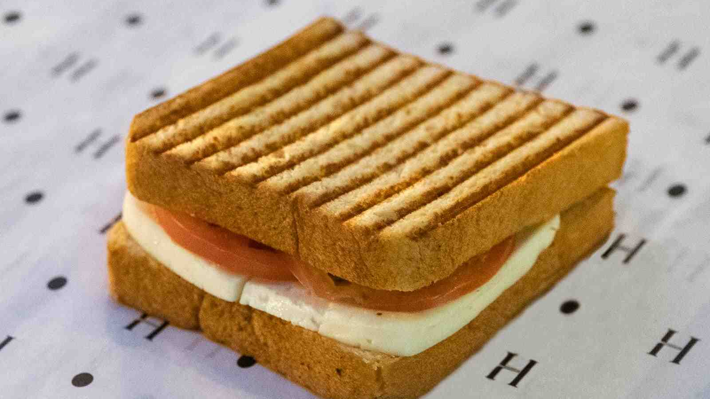 حلومي ساندوتش