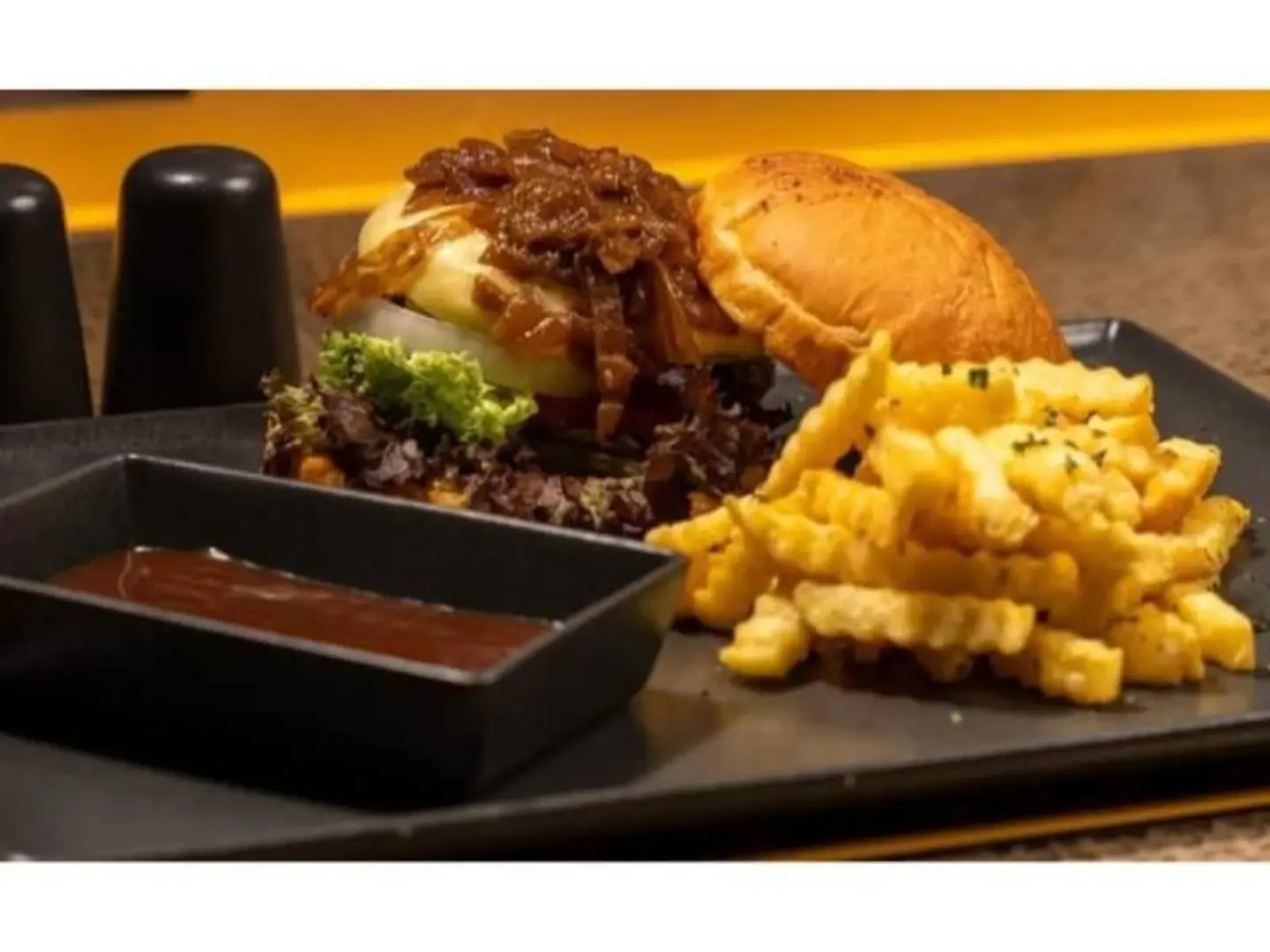 برجر لحم بقري مع البصل المكرمل