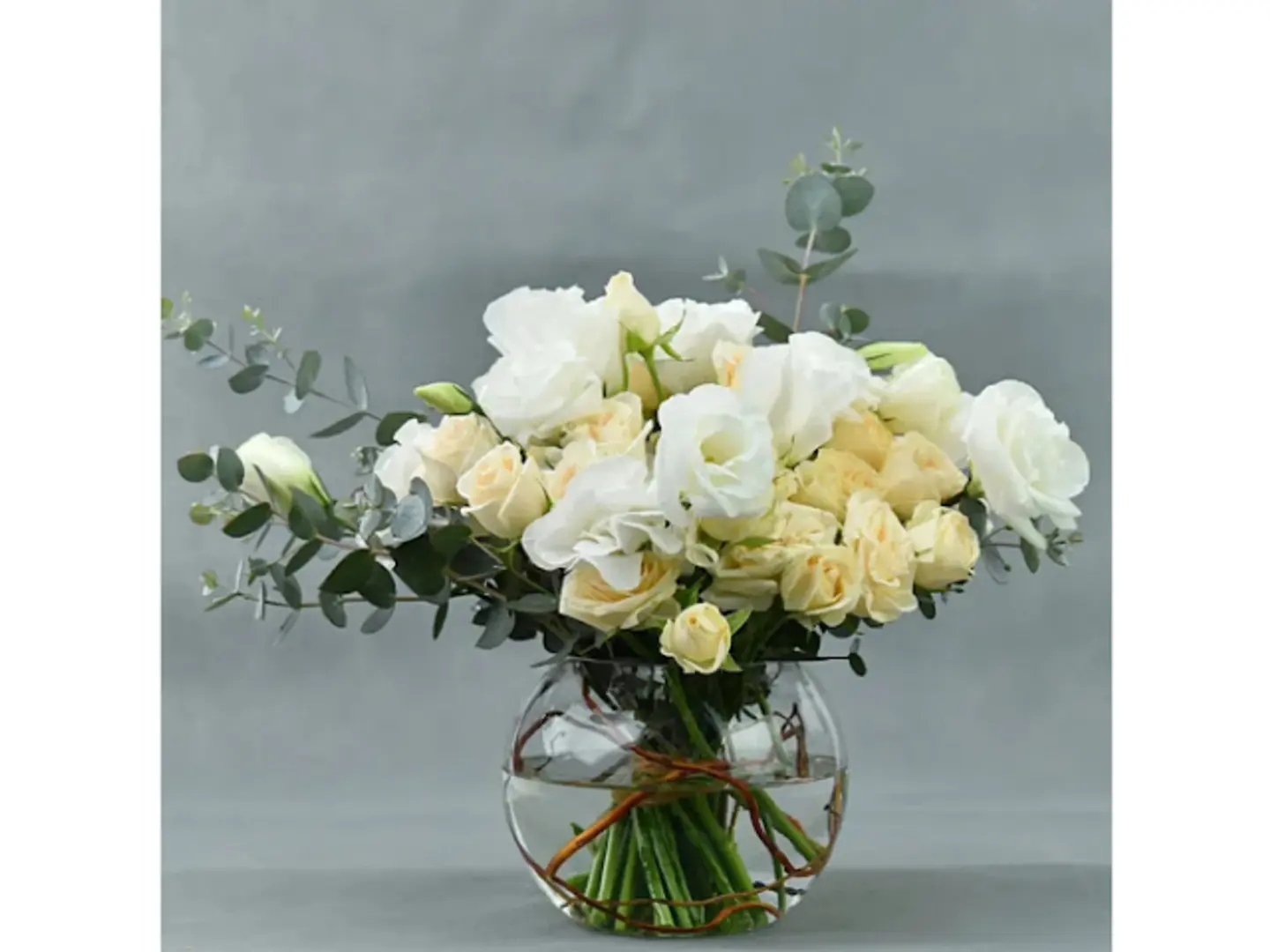 تنسيق زهور الورود البيضاء في مزهرية فاخرة