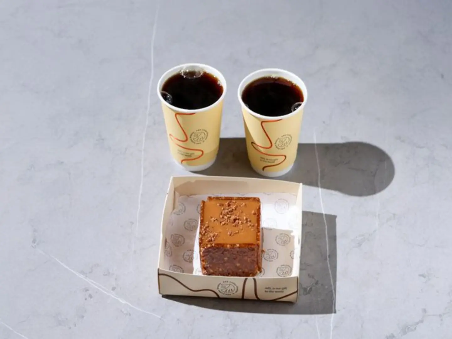 قهوة اليوم بارد برازيلي-قوجي +كيكة الجز