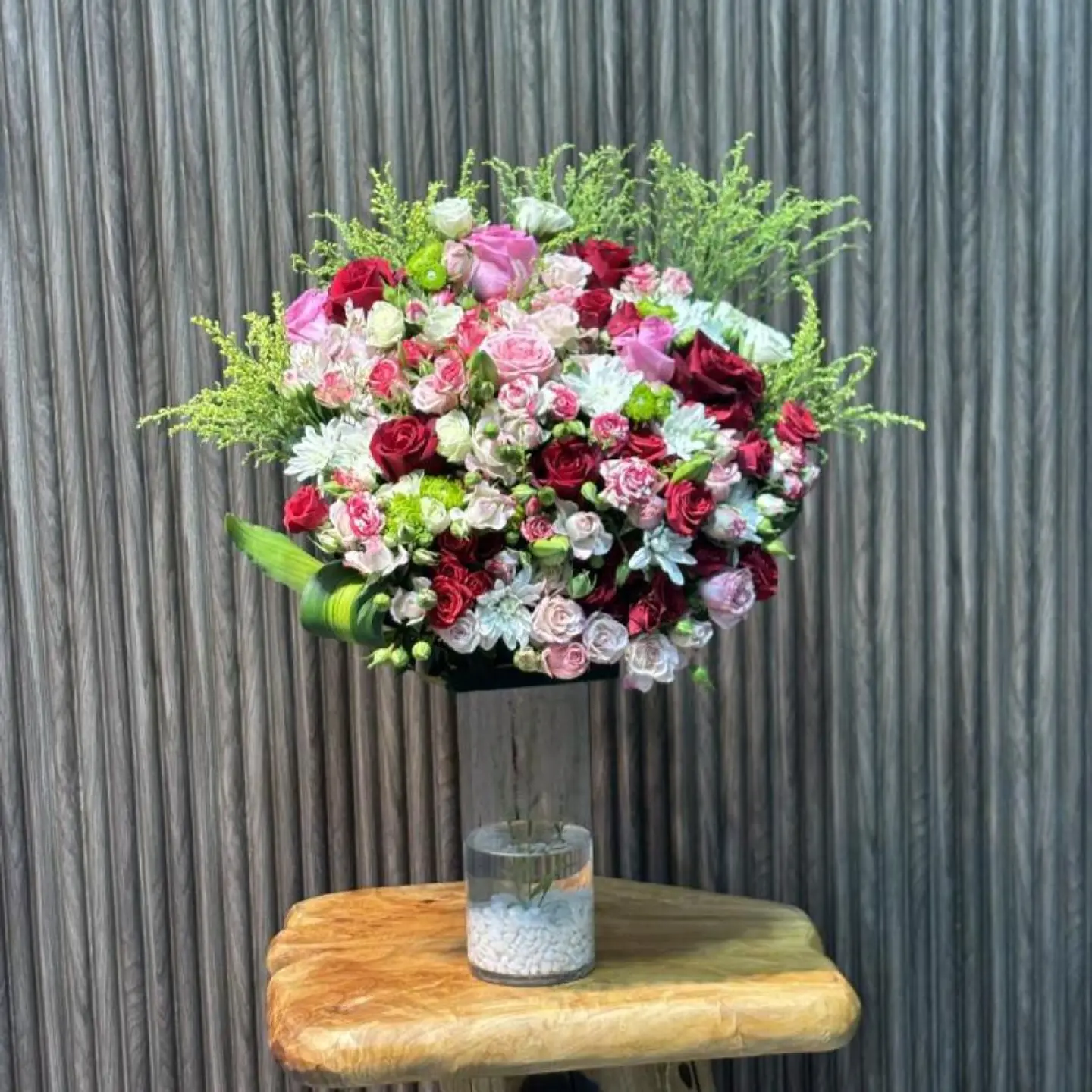 تنسيق زهور ملكية بفازة زجاجية