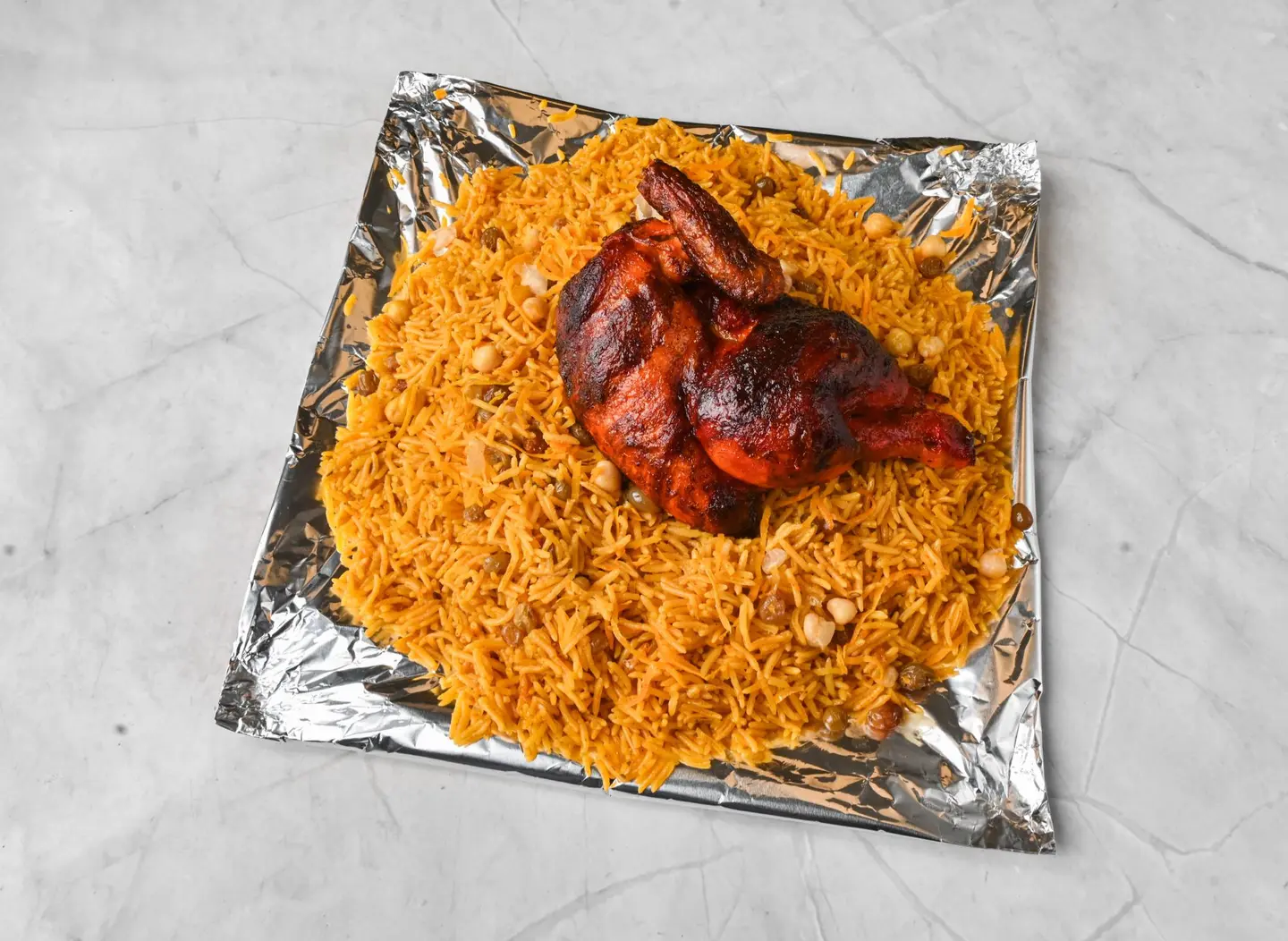 نصف دجاج شواية حراق مع رز بخاري