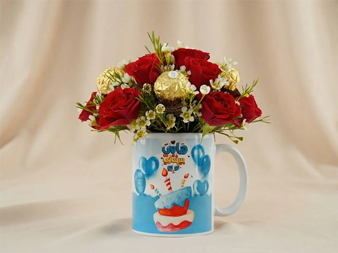 هدايا عيد ميلاد باقة ورد احمر و فيريرو روشيه في مج سيراميك