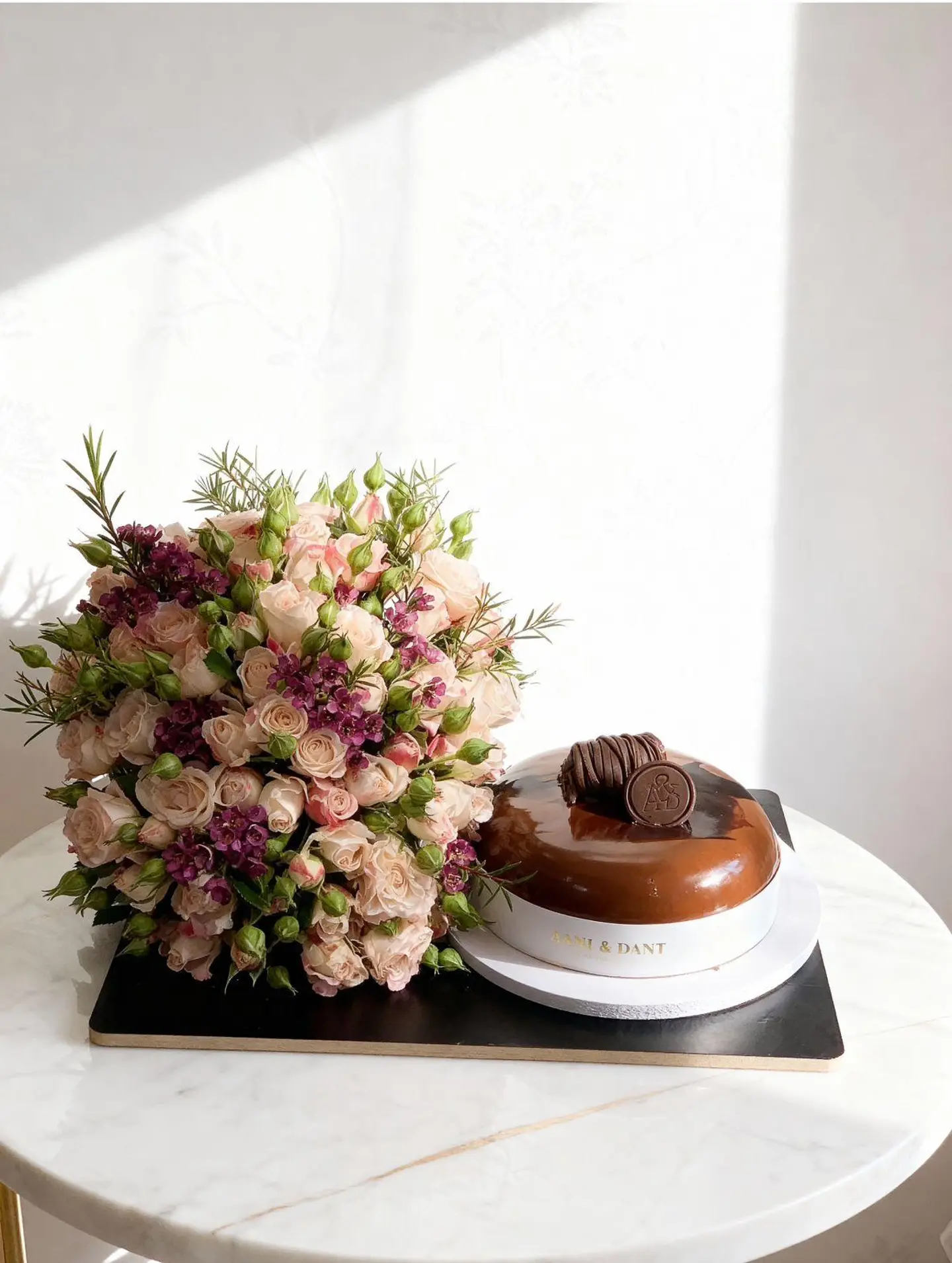 تنسيق ورد مع كيك اني وداني