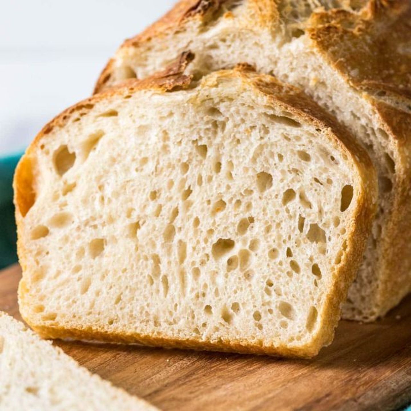 خبز ساوردو مقطع مع الزبدة