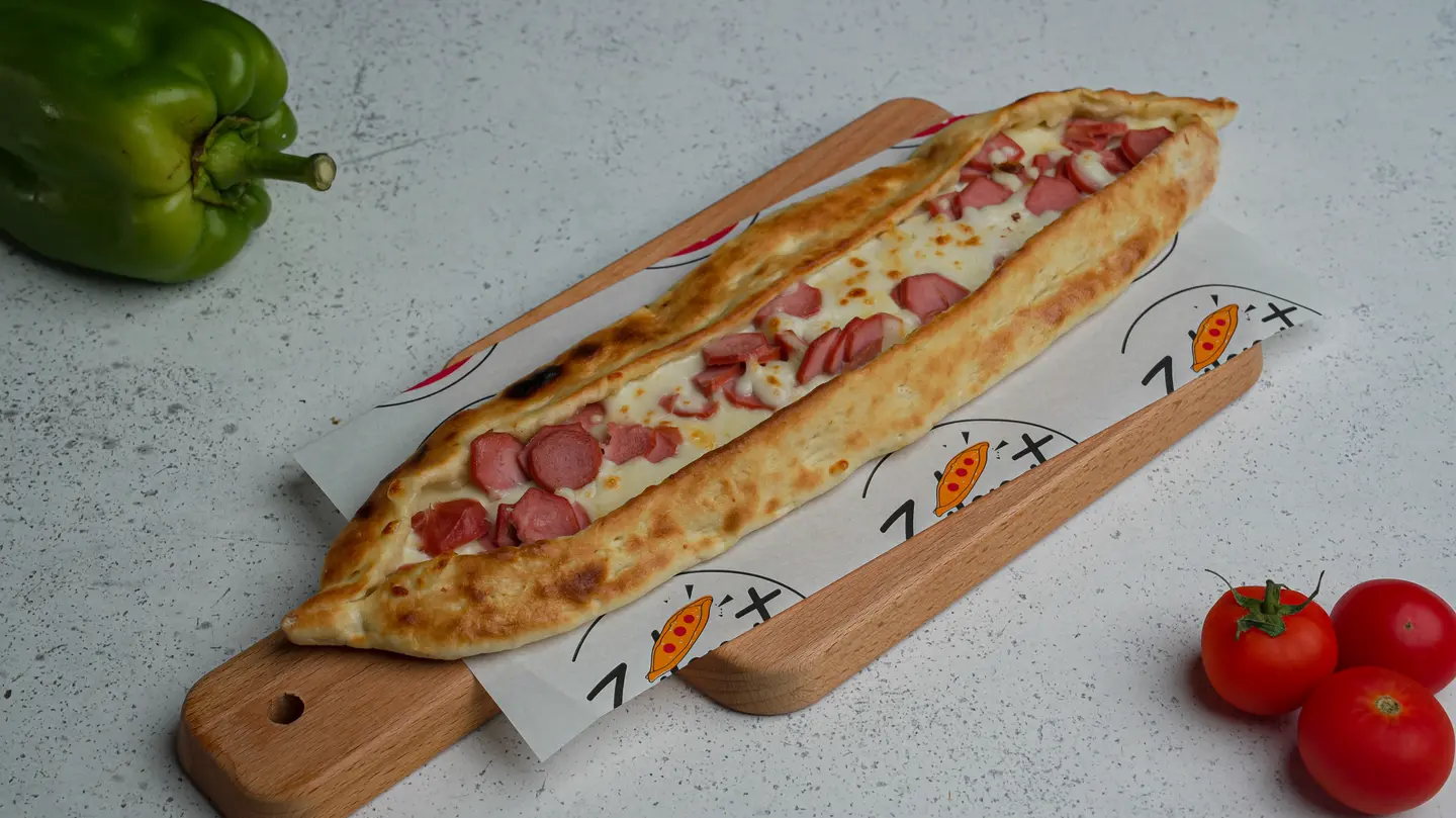 فطيرة نقانق مع موتزريلا
