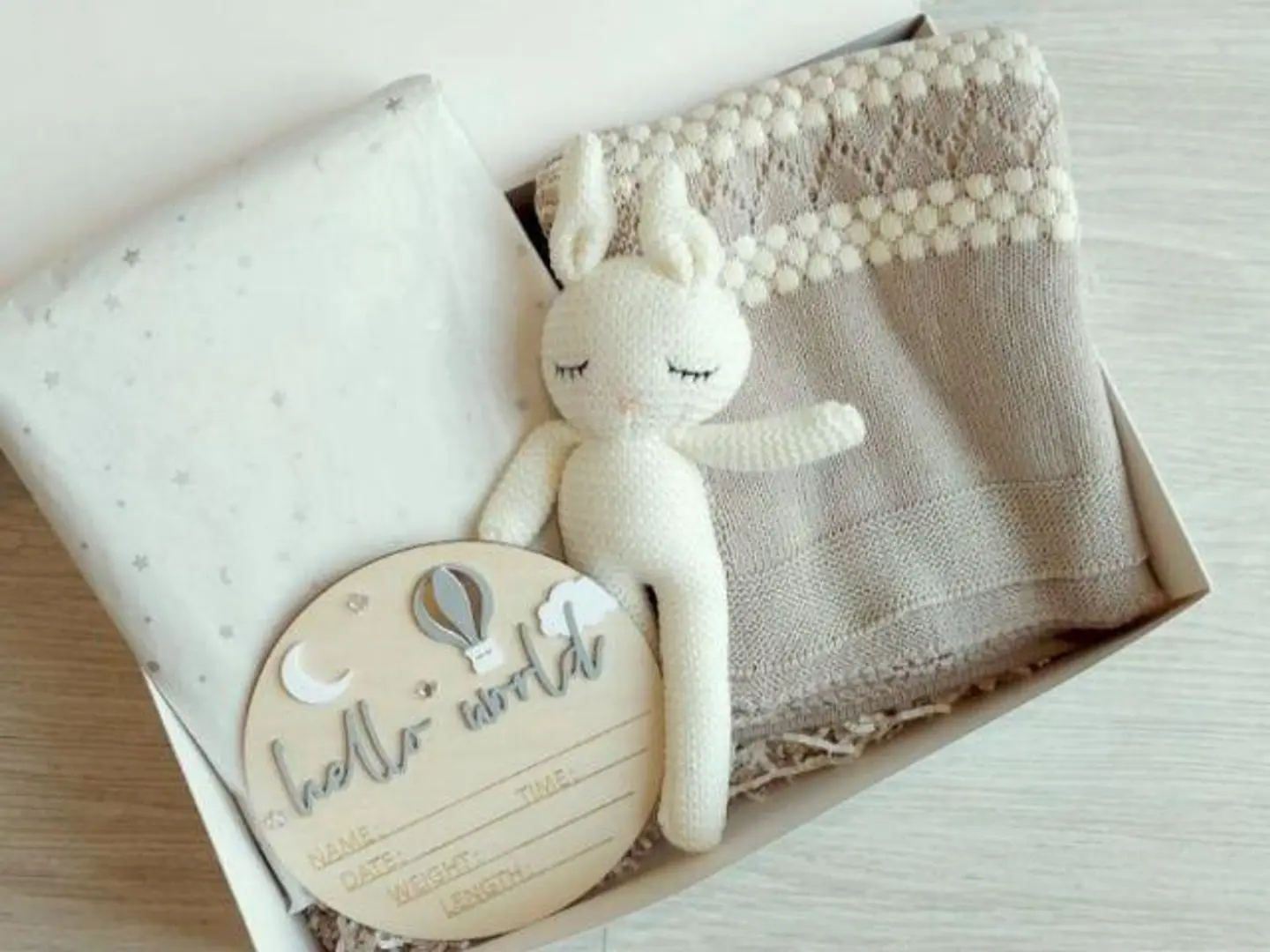 مفرش رمادي مع طبعه