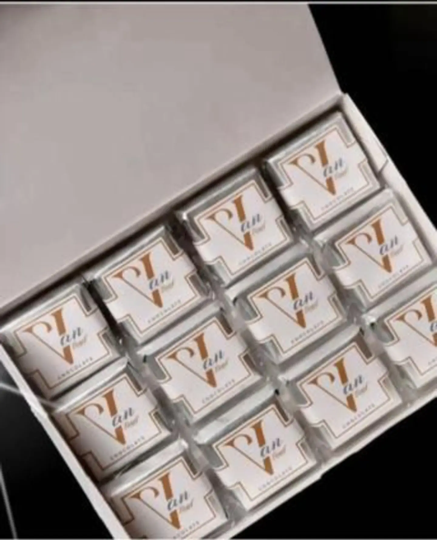 بوكس الشوكولاتة البلجيكي بقطع الويفر اللذيذ 12 قطعة