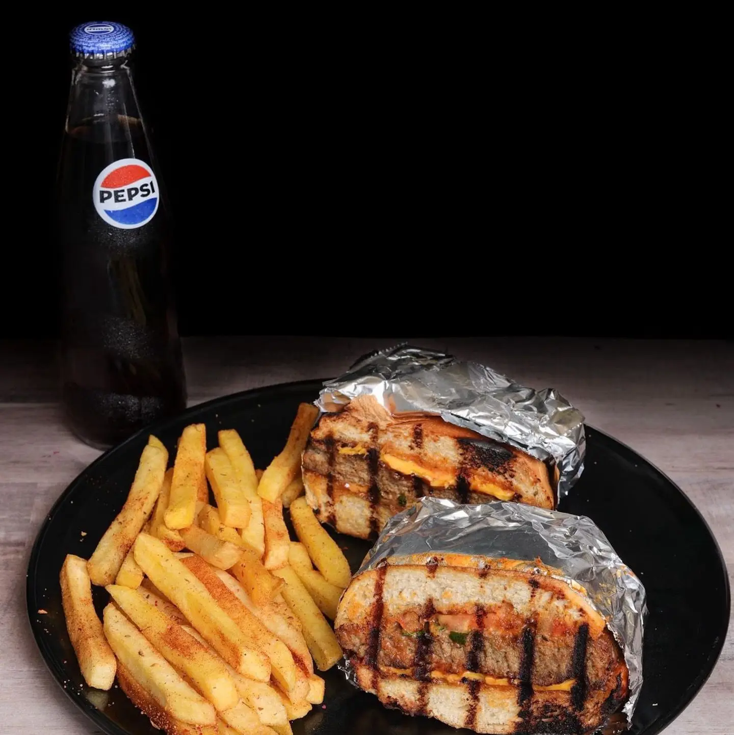 وجبة برجر لحم على الفحم