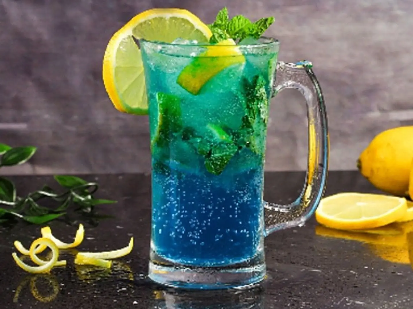 موهيتو توت أزرق