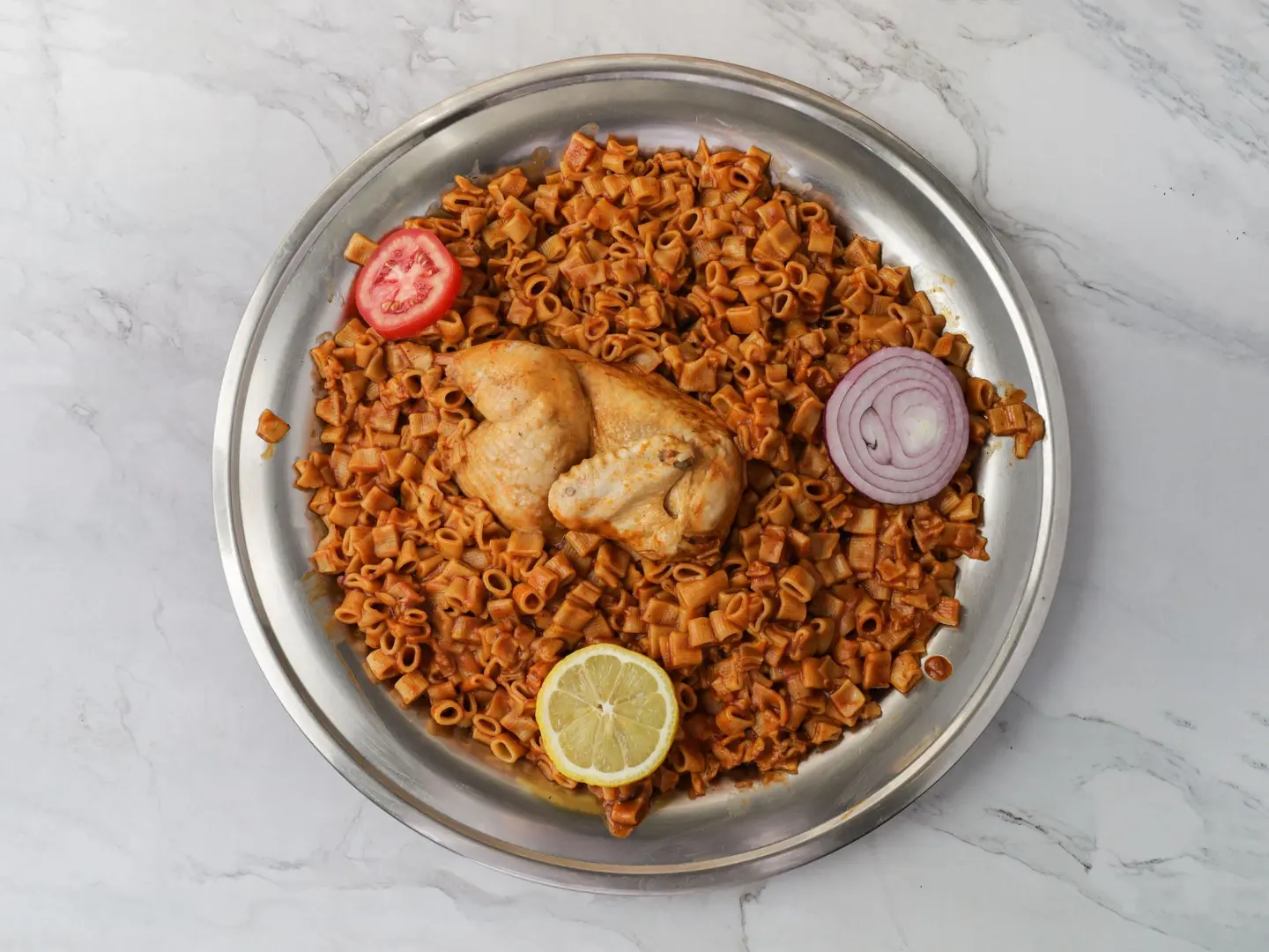 مضغوط مع مكرونة