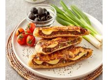 حواوشي لحم مع جبنة موزاريلا
