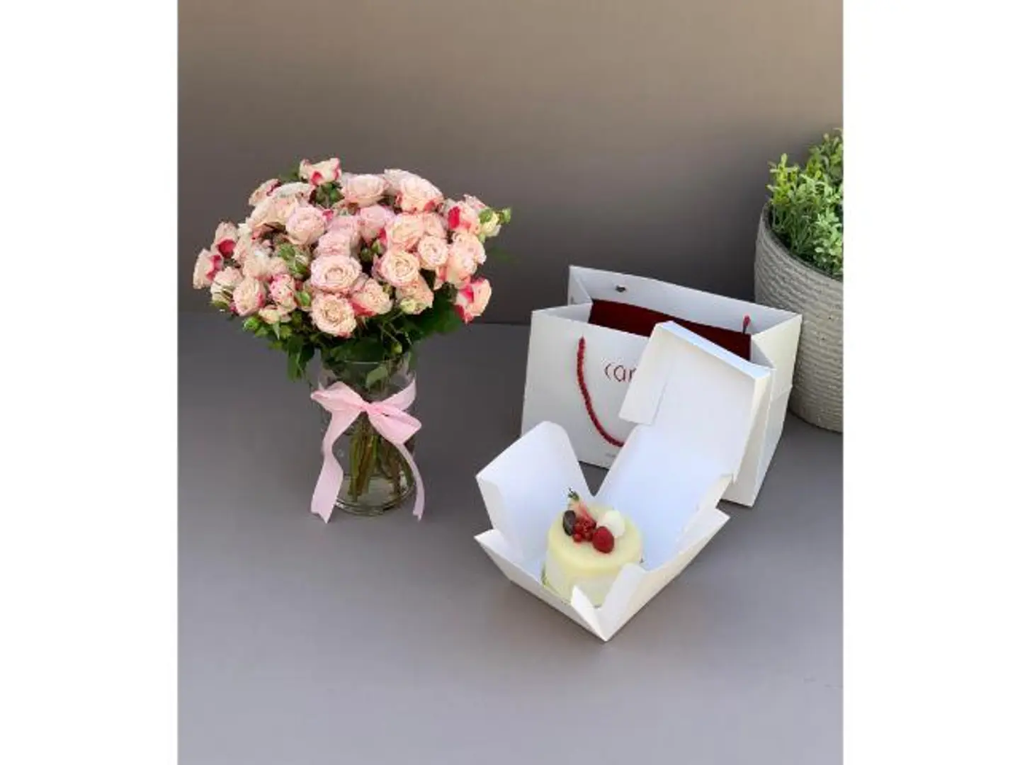 فازه وكيكه التوت