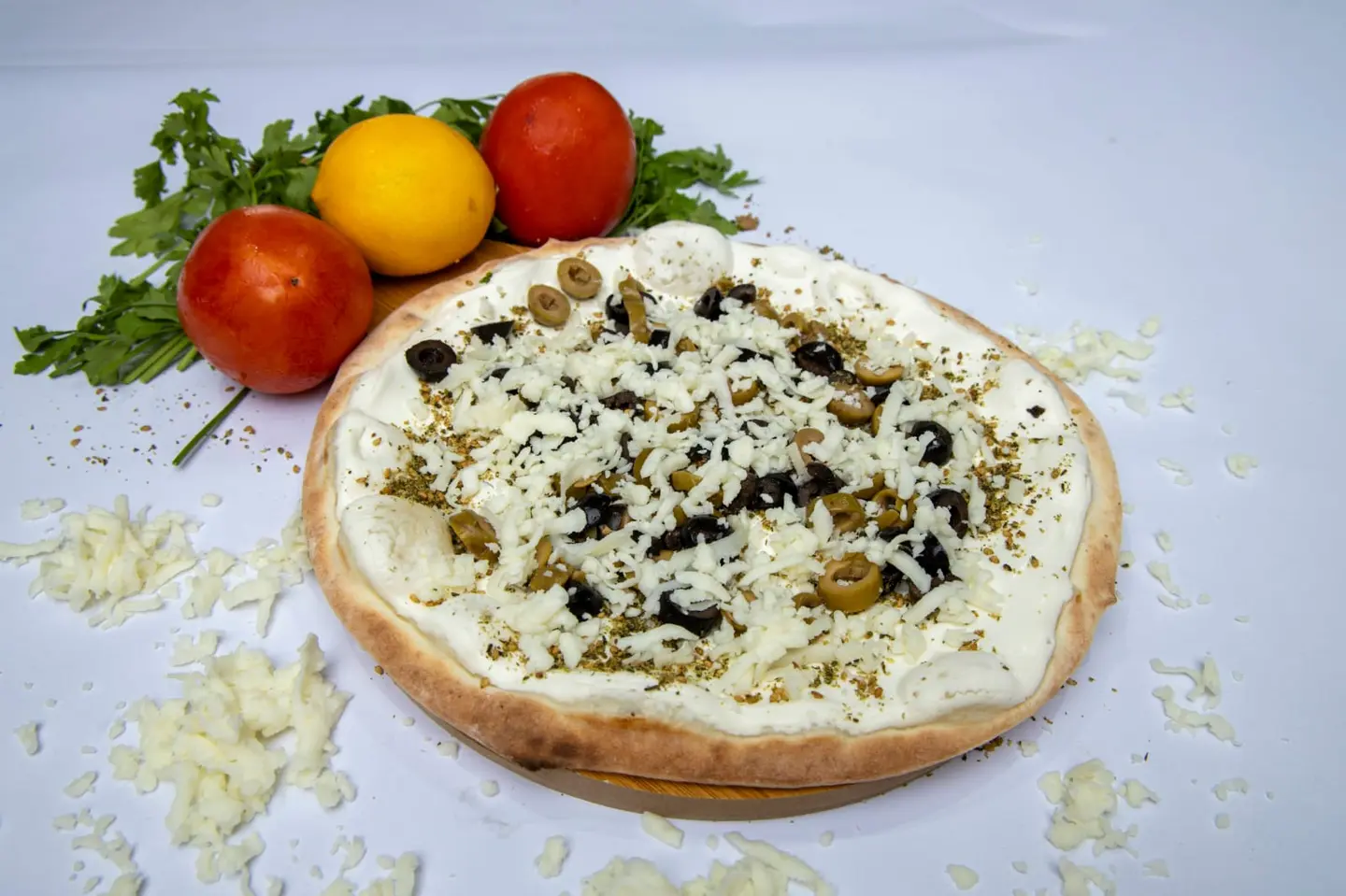 لبنة مع جبنة و زيتون