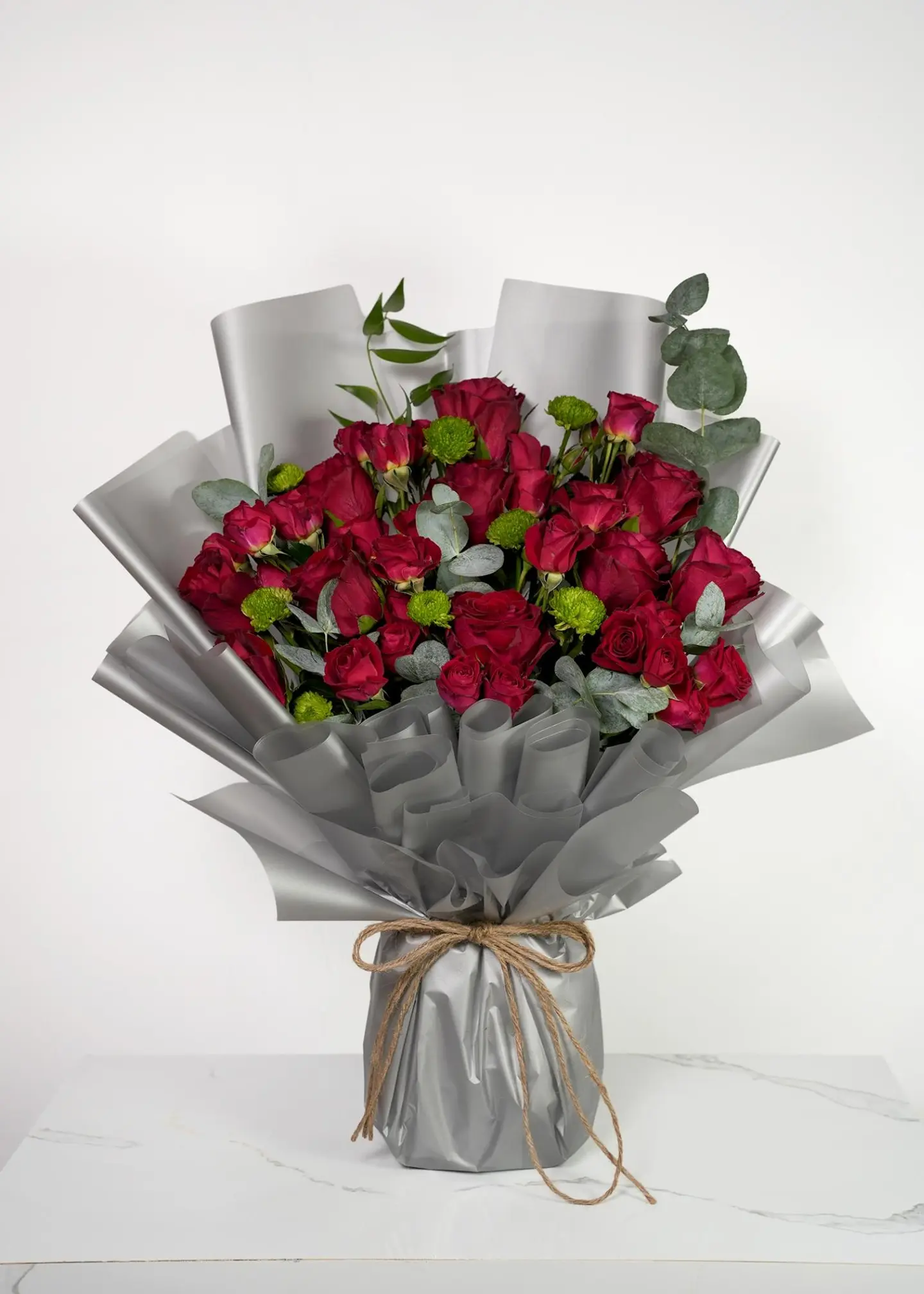 باقة الزهور الحمراء الزاهيه