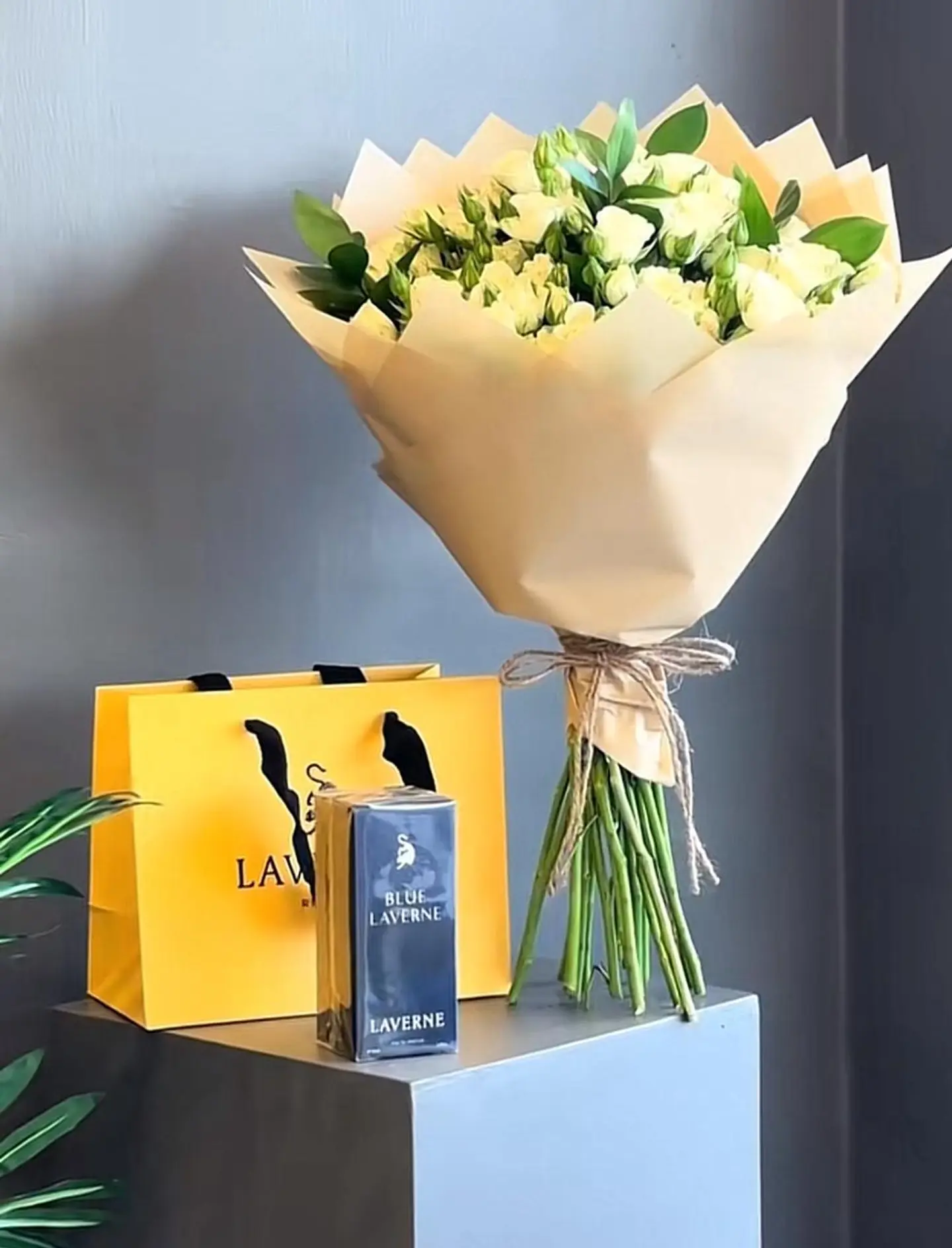 عطر بلو لافيران مع الورد