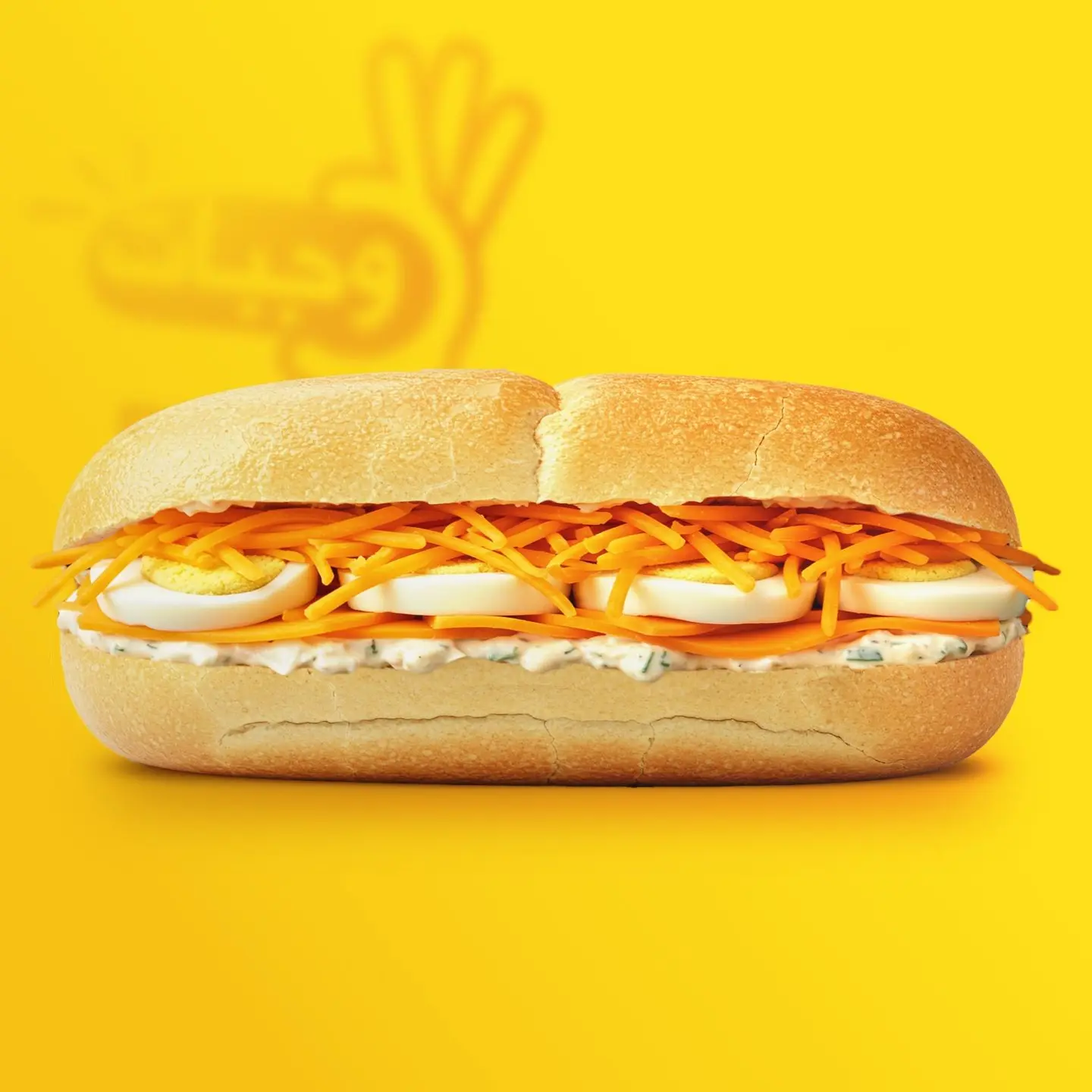 ساندويتش‭ ‬بيض‭ ‬مسلوق‭ ‬بالجبنتين‭ ‬