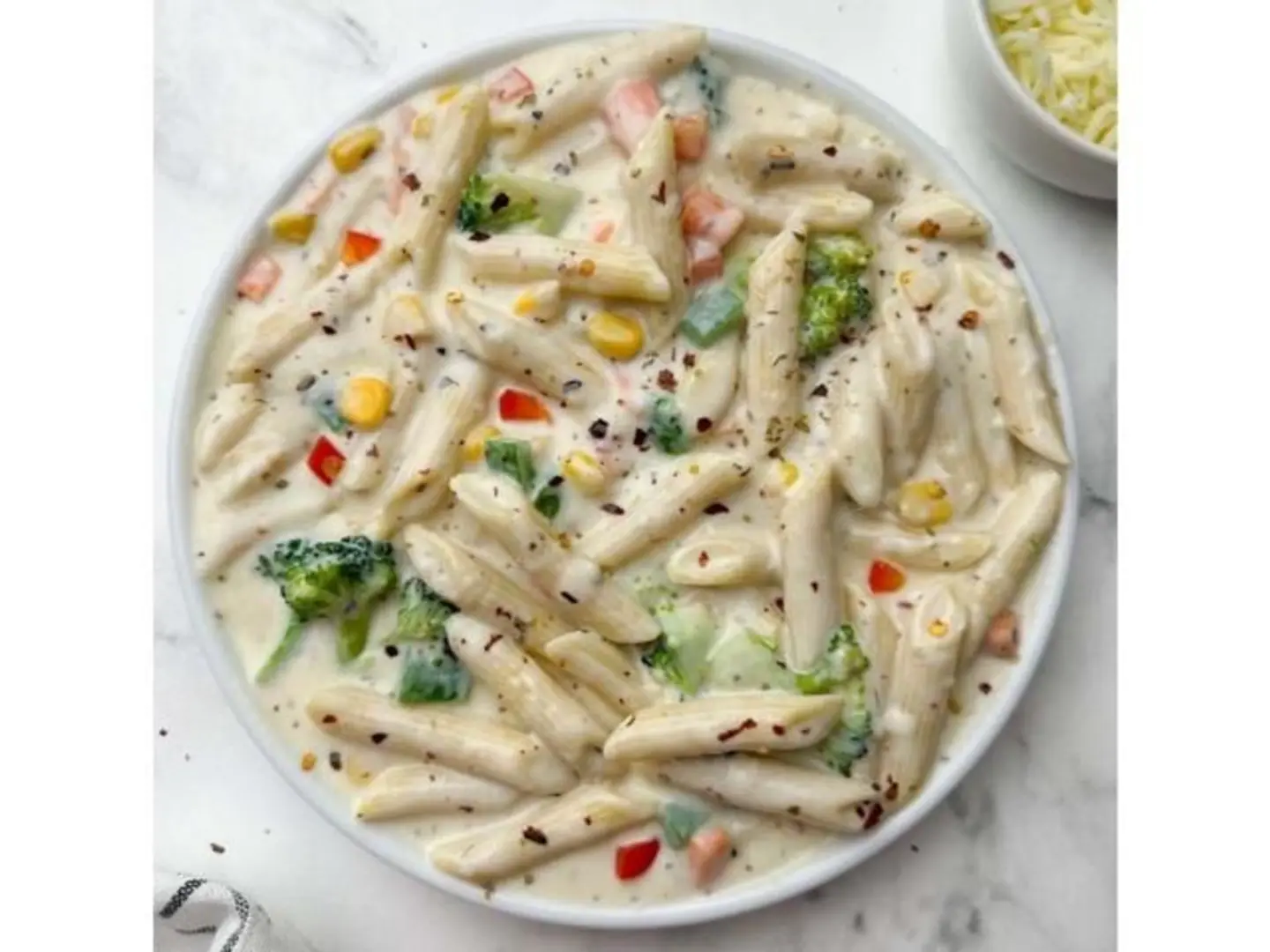 معكرونة بصلصة بيضاء خضار