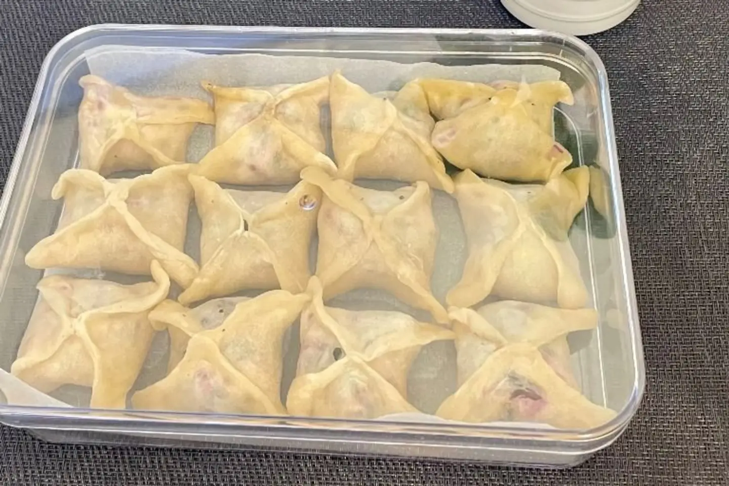 فطاير زعتر اخضر مفرزنة