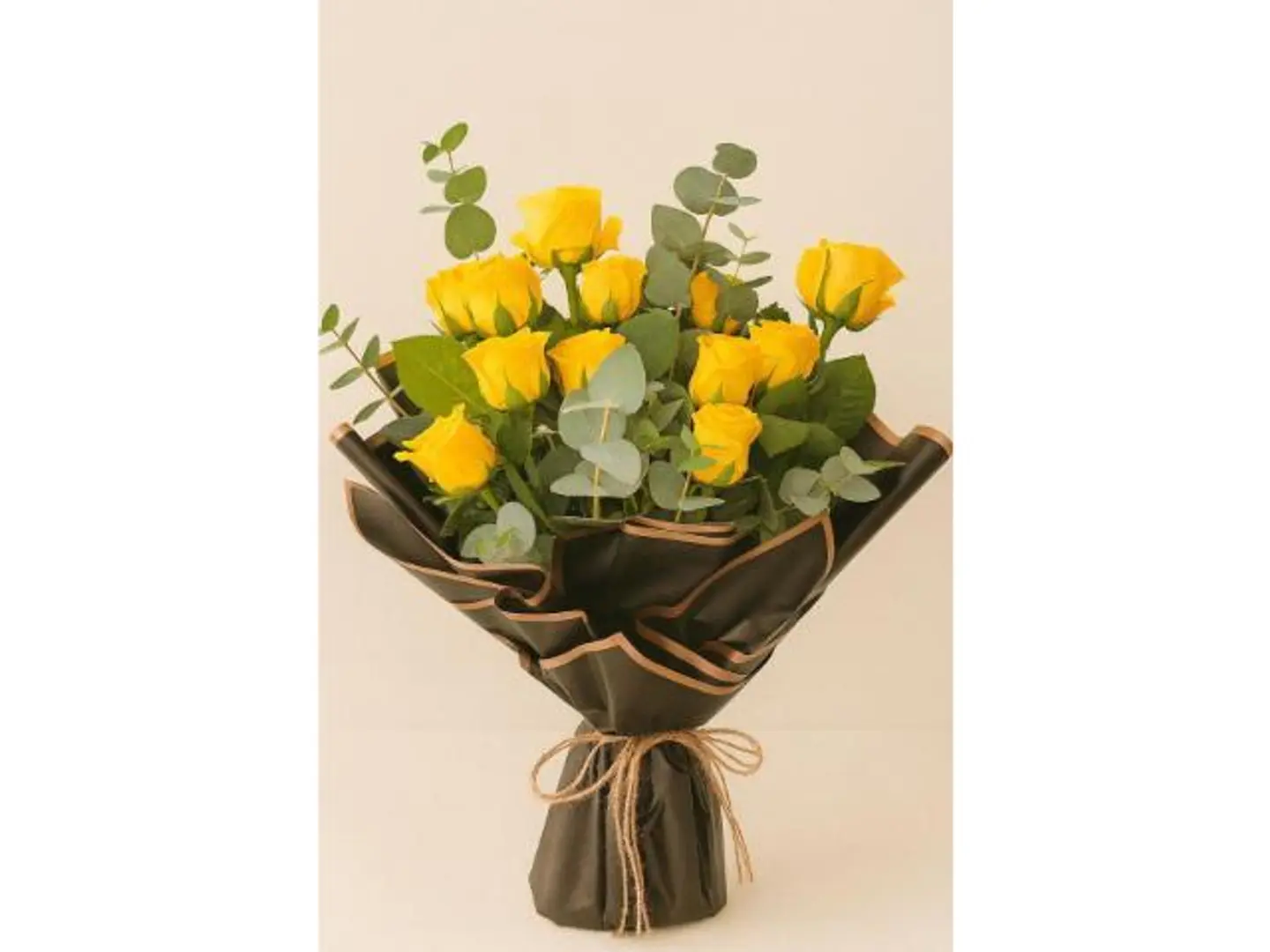 أزهار صفراء وأوكالبتوس