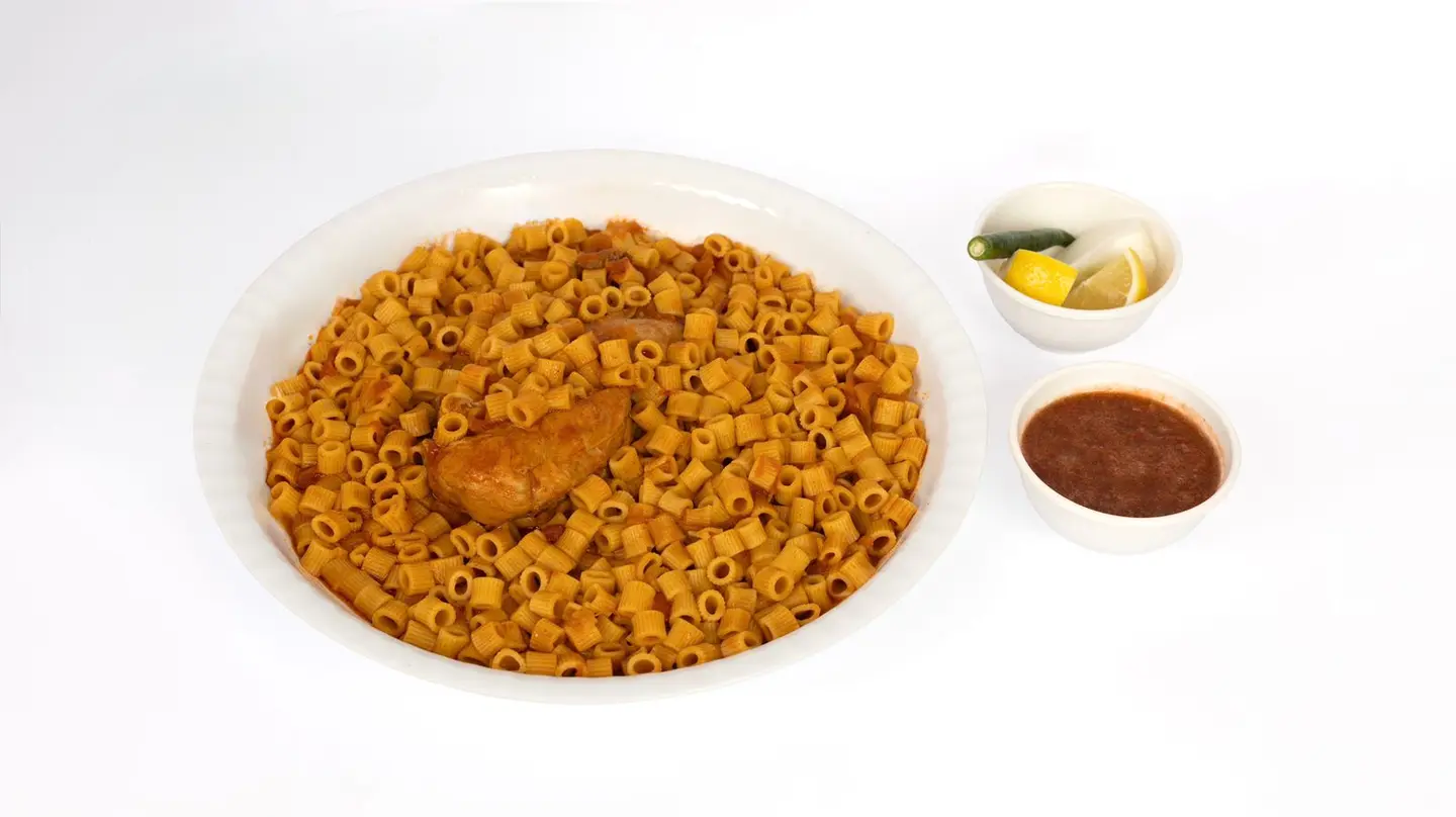 مكرونة دجاج أحمر