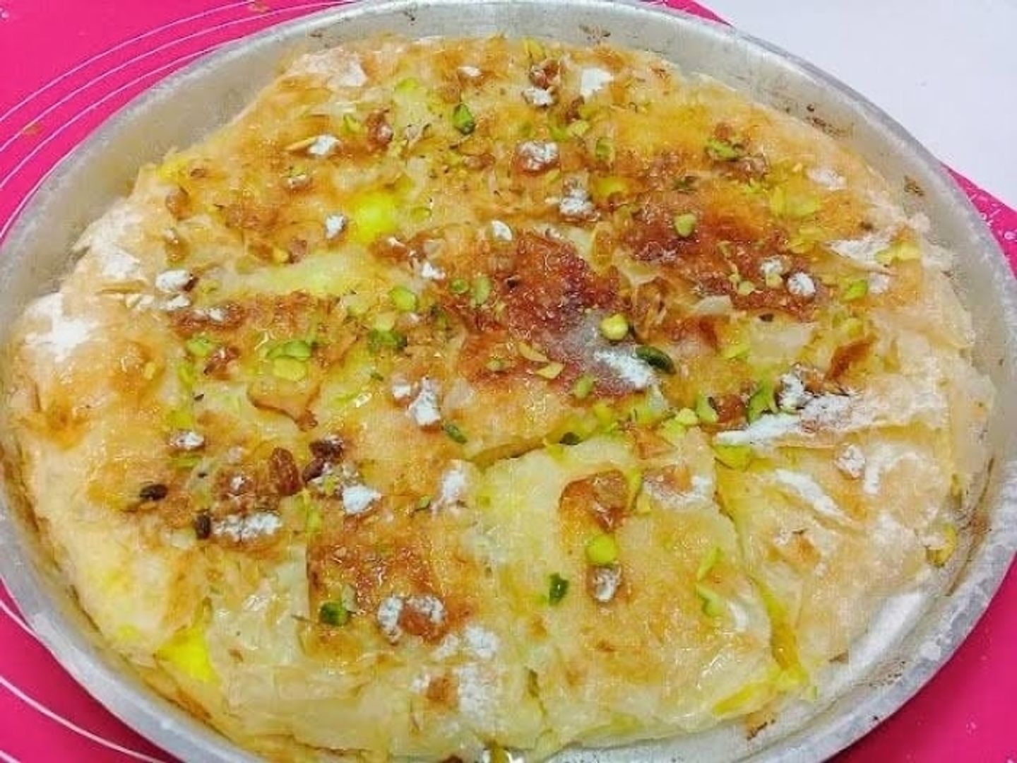 فطيرة كاسترد قشطة وعسل ومكسرات