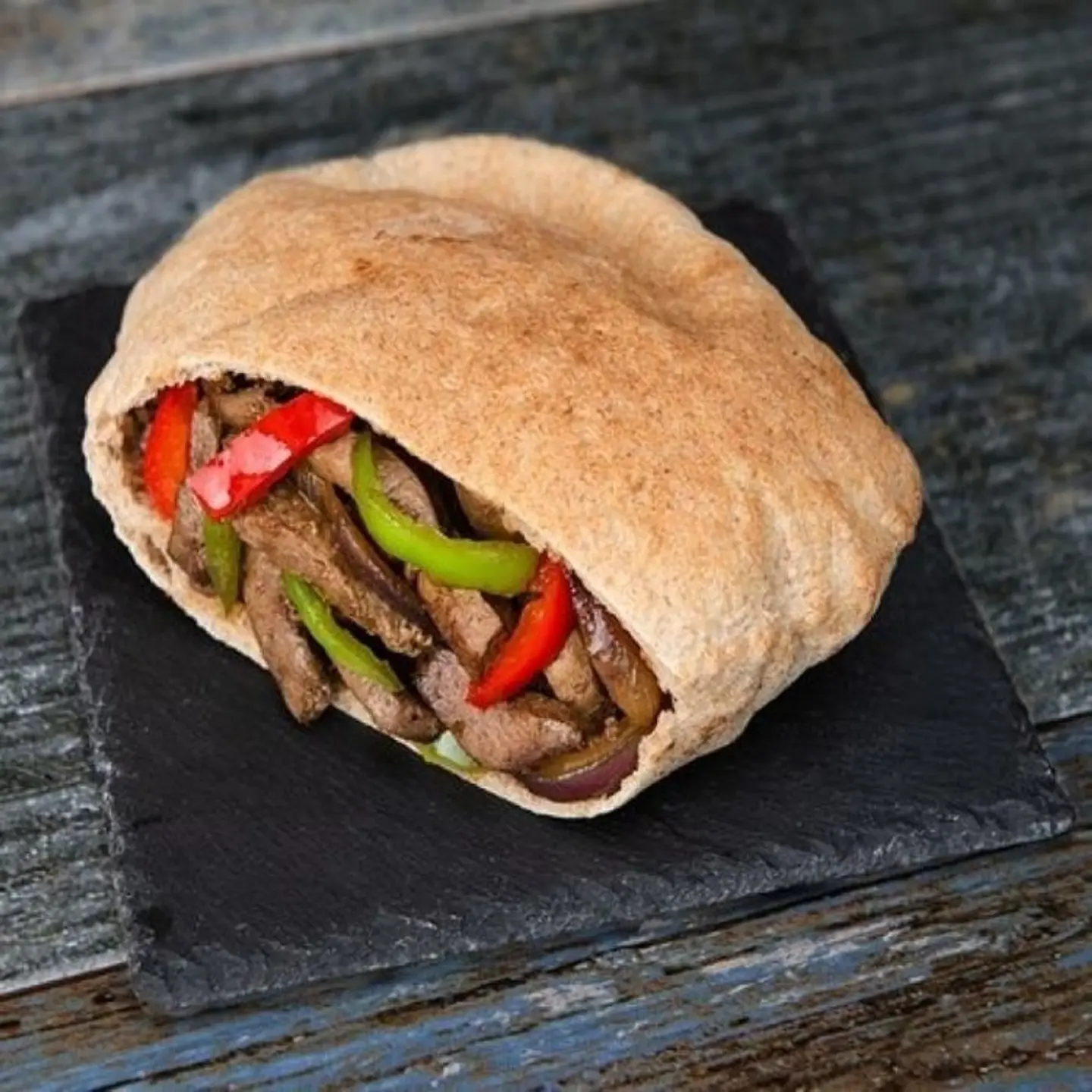 ساندوتش كبدة نص عيش شامي