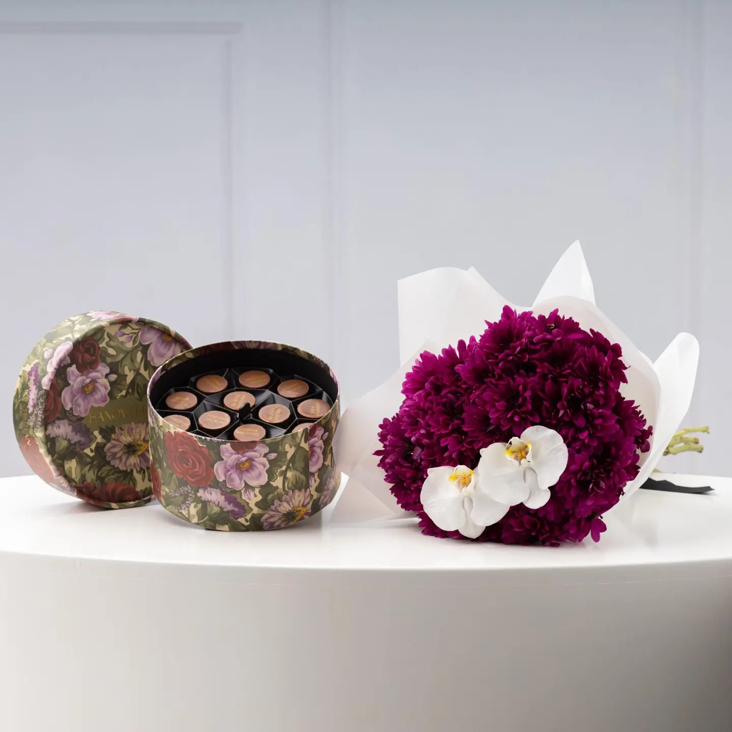 بوكيه ورد البتلات الرقيقة مع شوكولاتة - فلاور ناعم