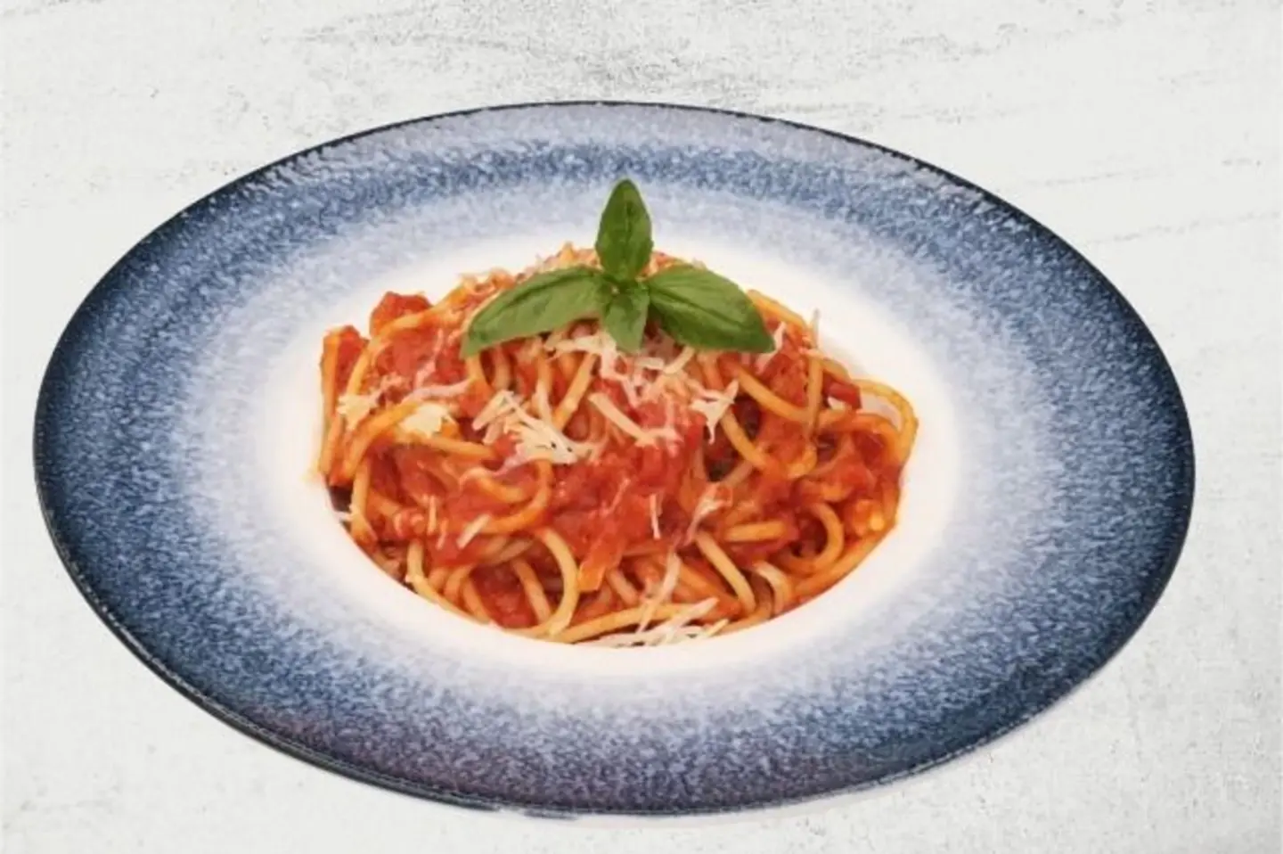 سباغيتي مع الطماطم والريحان